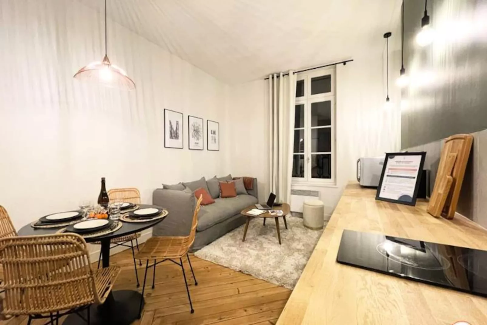 🌴 L'exotique - Vue Pl. Vieux March&eacute; - Standing-Image-tags.