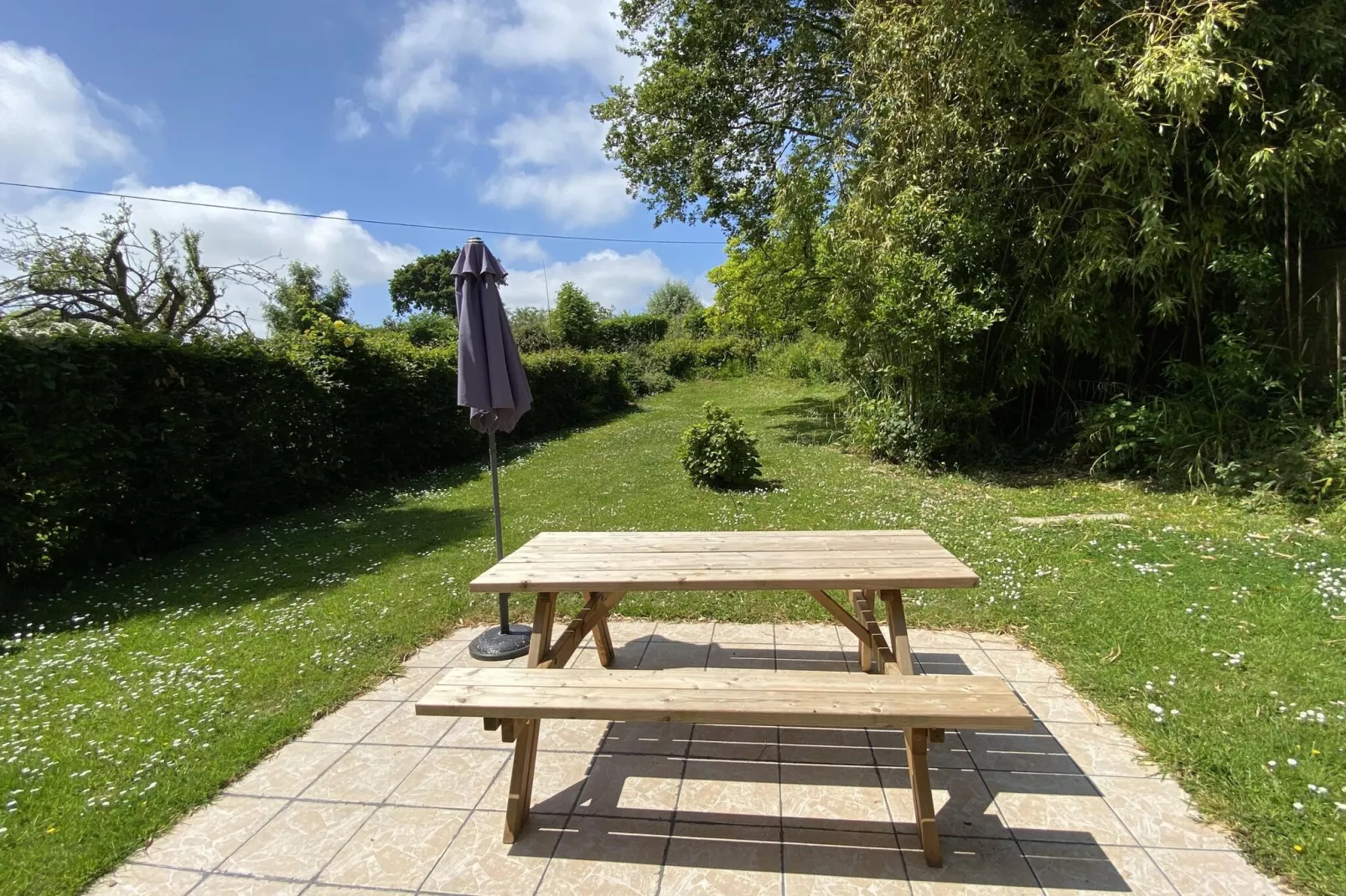 Semi-detached house St Sauveur-le-Vicomte-Tuinen zomer