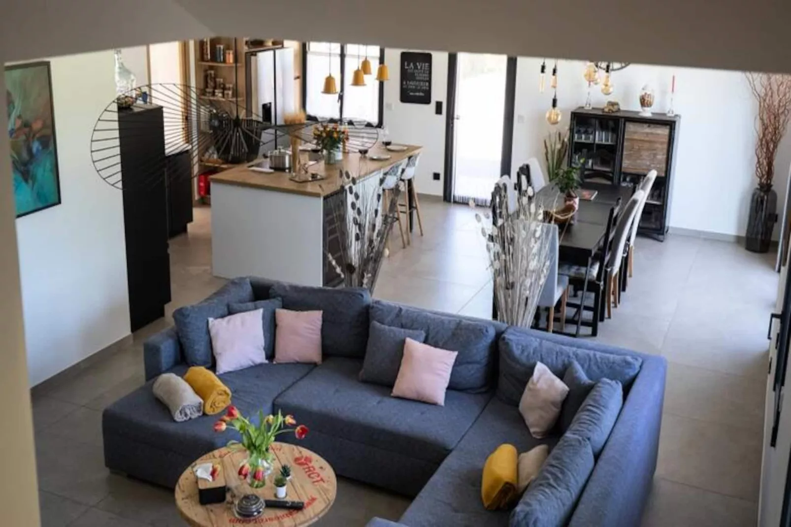 Maison Contemporaine - Grand Jardin Et Piscine Priv&eacute;e-Image-tags.