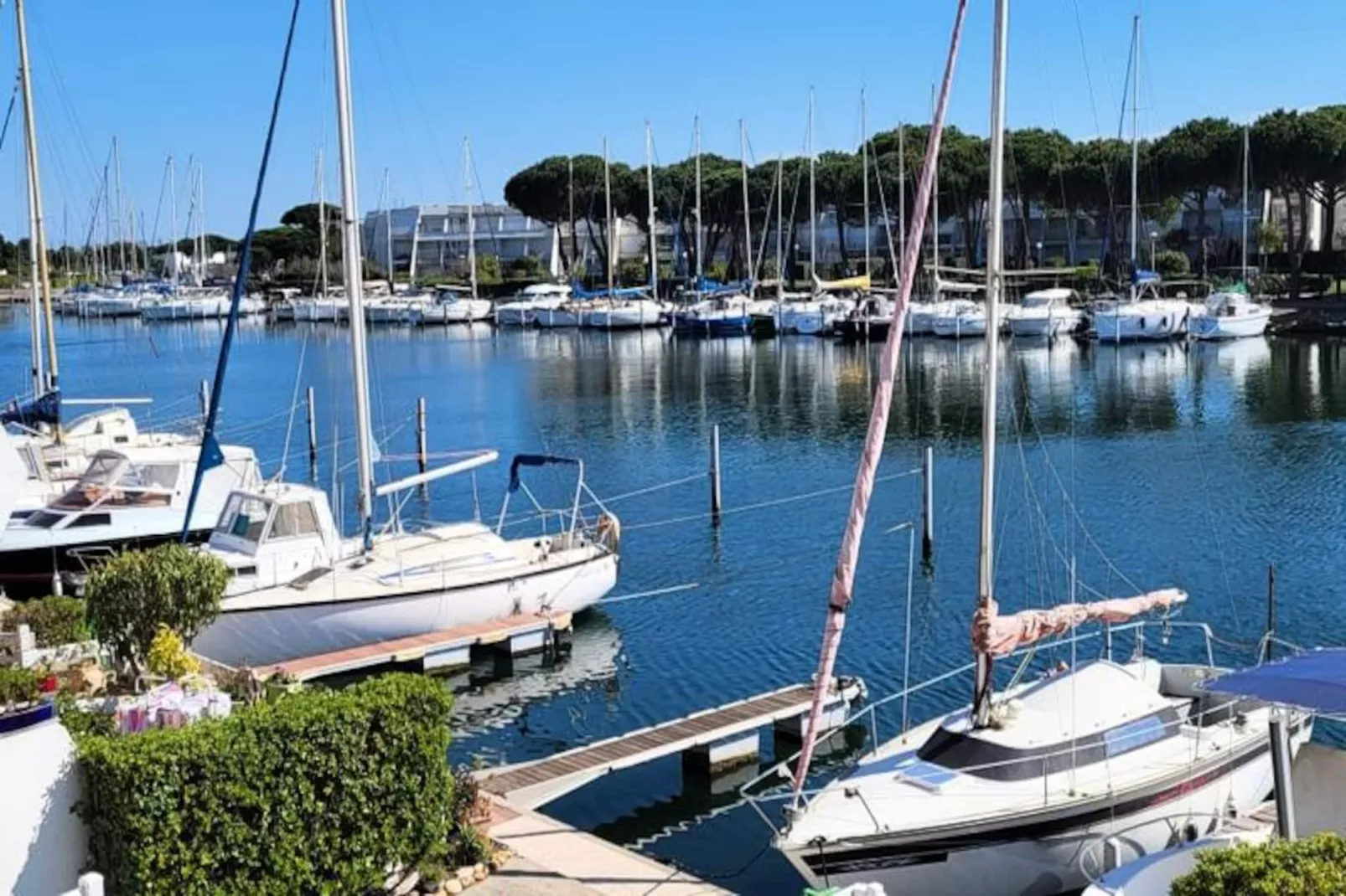 Résidence Marina Lairan Vue Sur L'eau Et Les Bateaux De Port Camargue 2 &eacute;toiles F-Image-tags.
