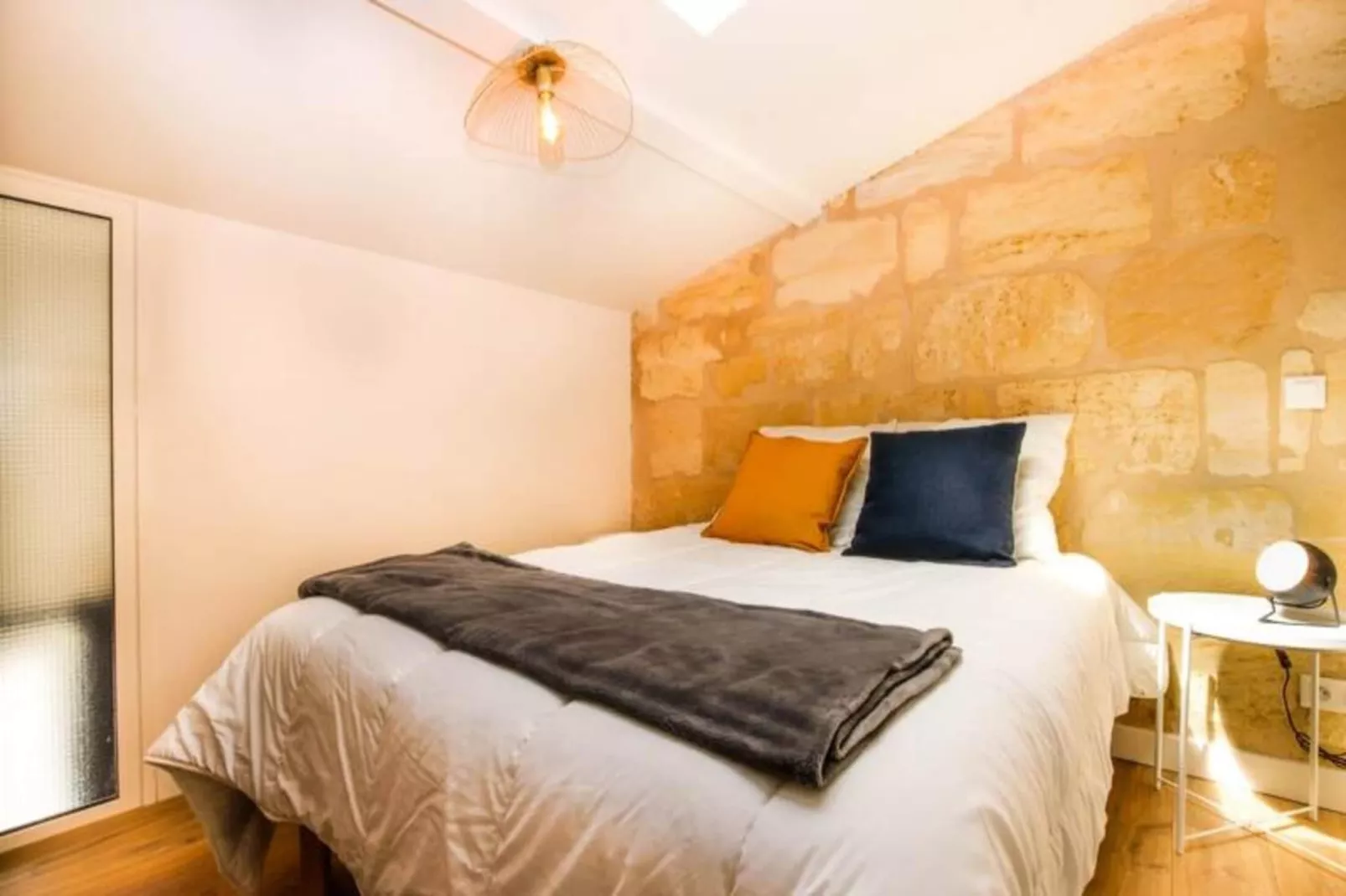 Duplex Confortable Dans La Belle Pierre Plac&eacute; Au Porte De La Gare St-jean-Slaapkamer