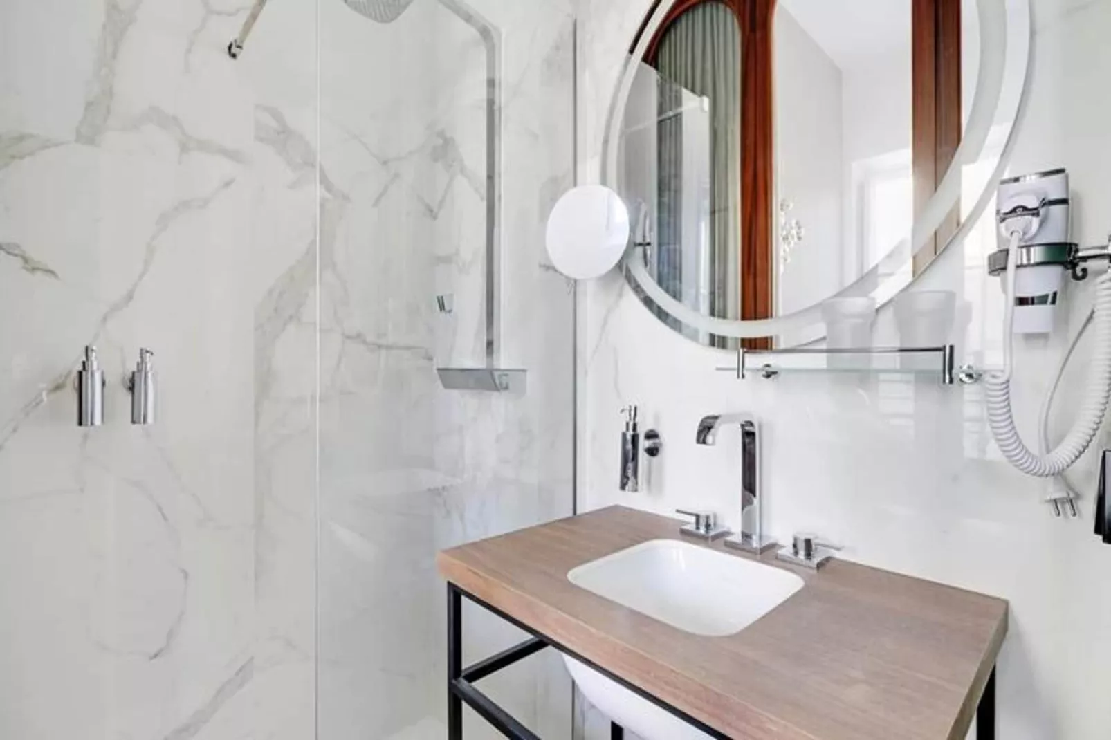 Maison Labruy&egrave;re - Suite Aviau-Buitenkant zomer