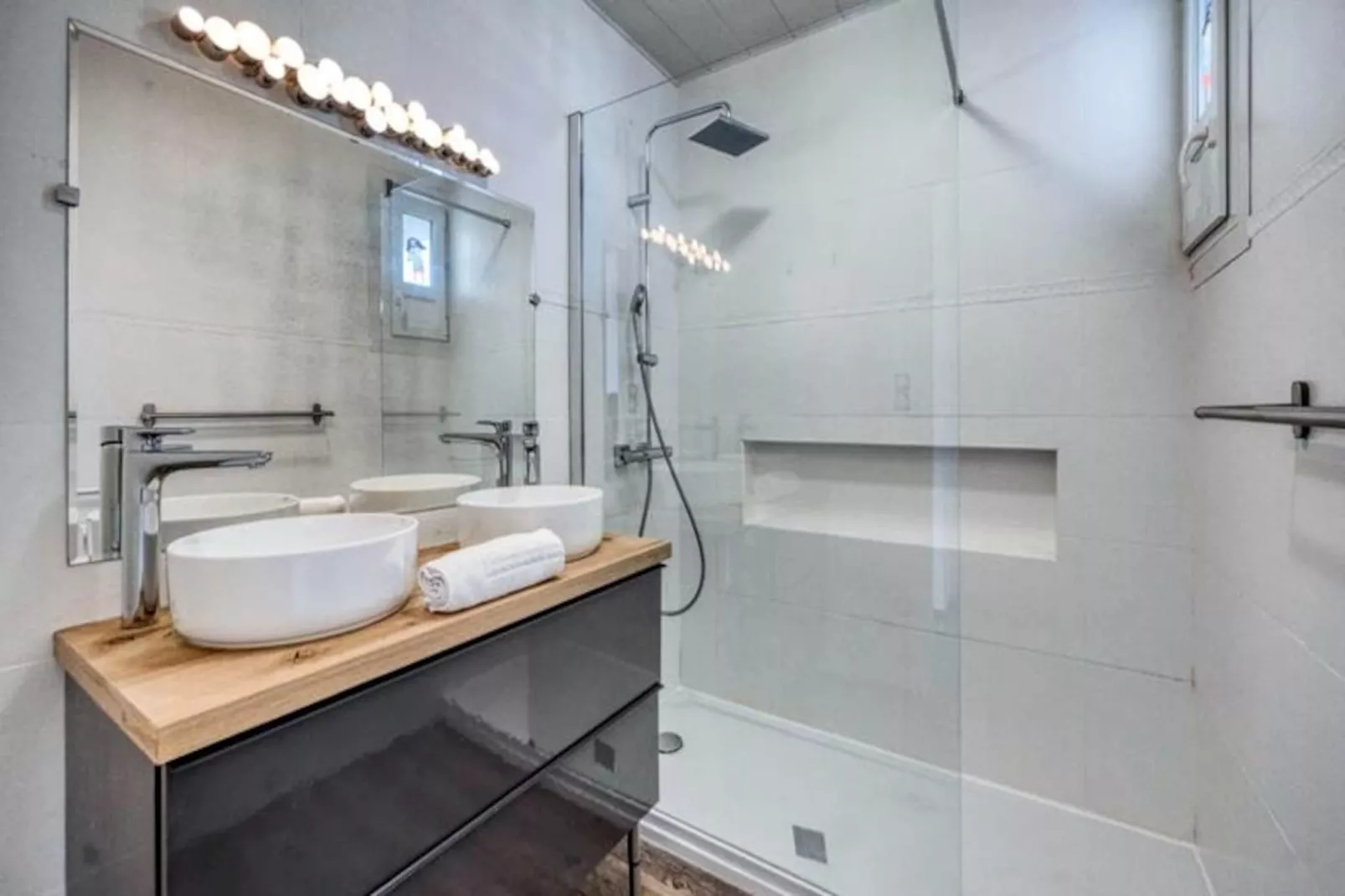 | L'ang&eacute;lique Des Eaux Claires 🪽| Parking-Image-tags.