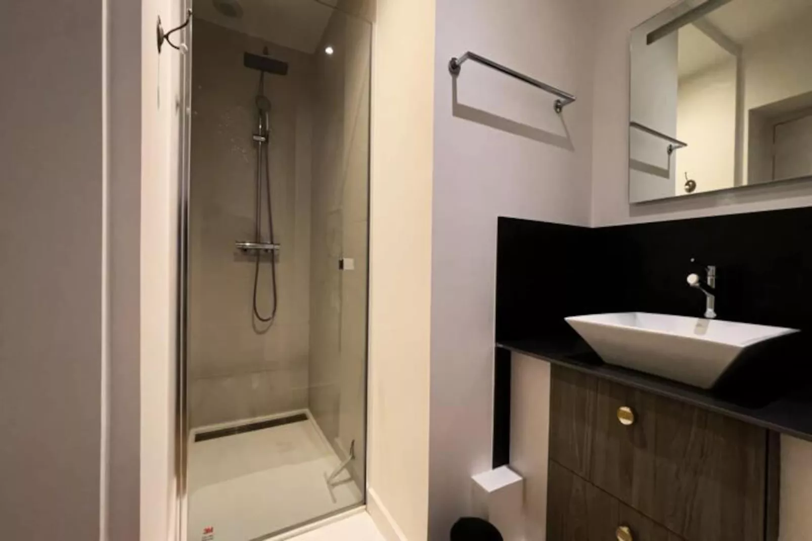 Maison R&eacute;gent & Spa - En Haut De L'escalier-Image-tags.