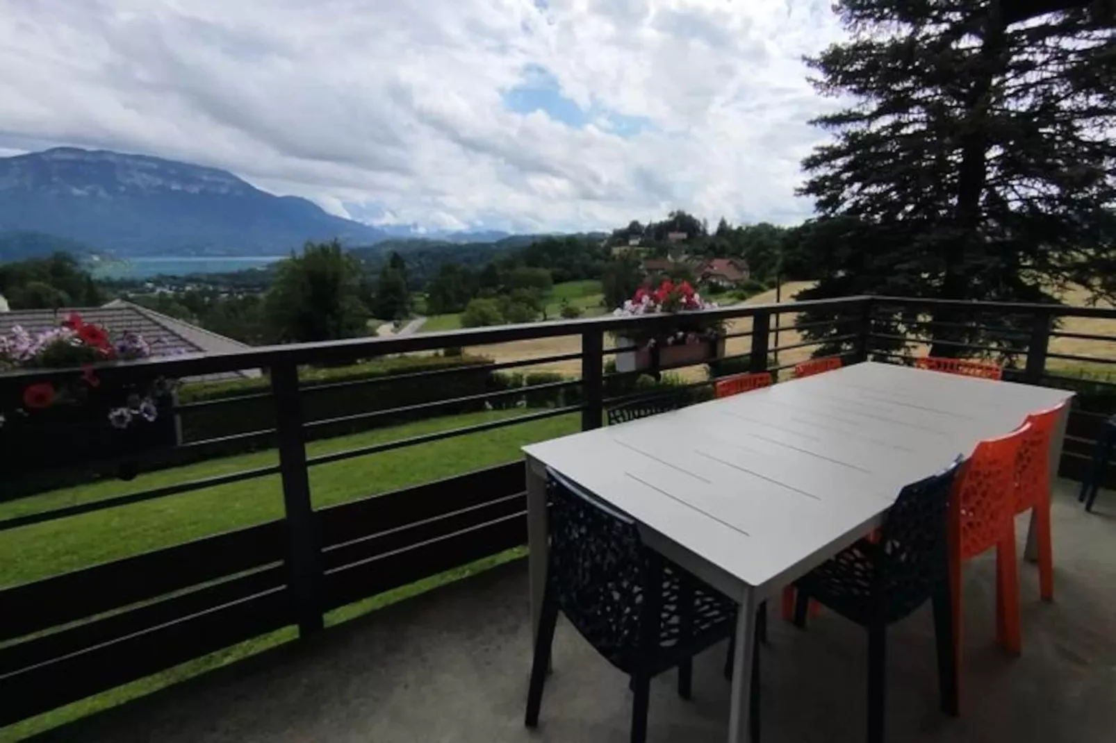 Confortable Chalet - Vue Sur Le Lac D&rsquo;aiguebelette-Image-tags.