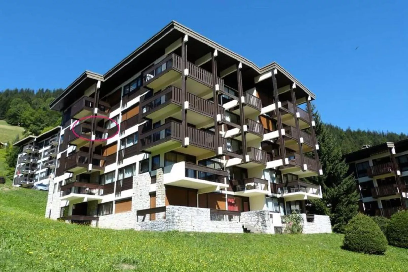 Résidence Bison-Buitenkant zomer