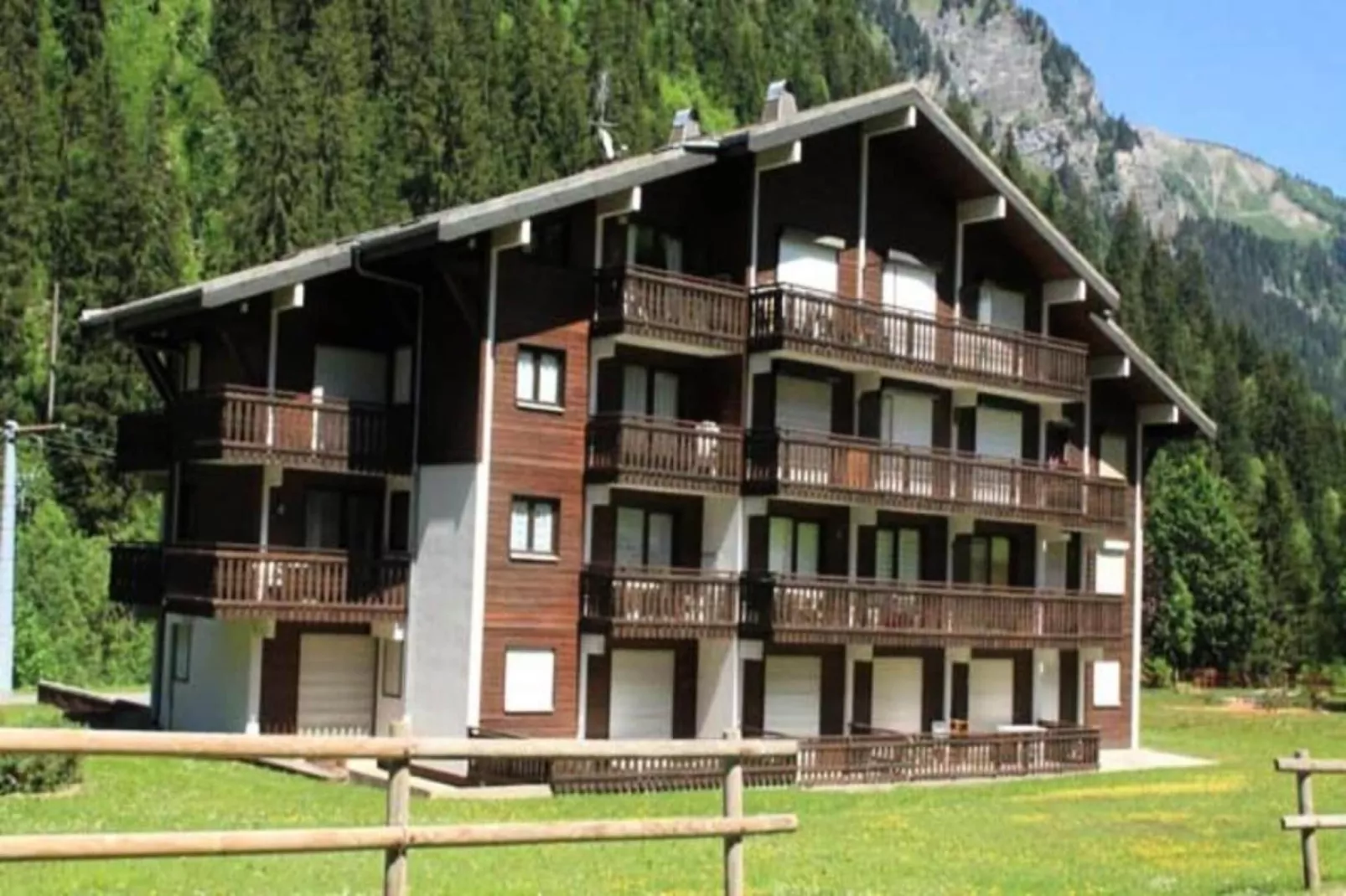 Résidence Le Perce-neige-Buitenkant zomer