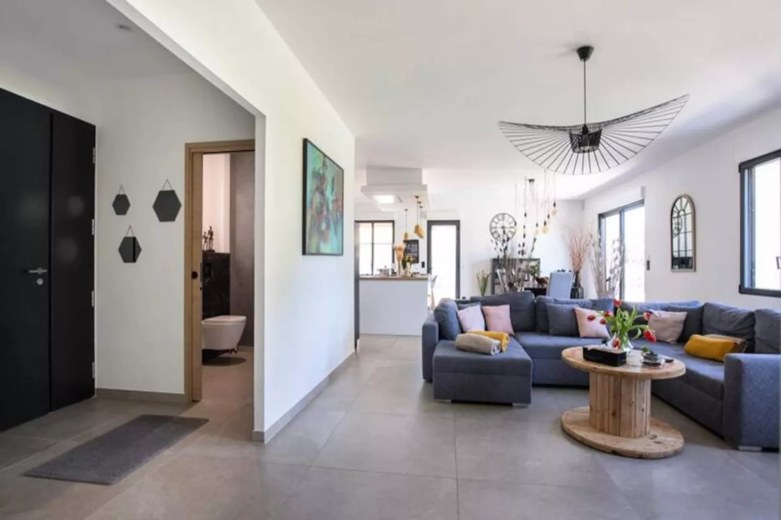 Maison Contemporaine - Grand Jardin Et Piscine Priv&eacute;e-Image-tags.