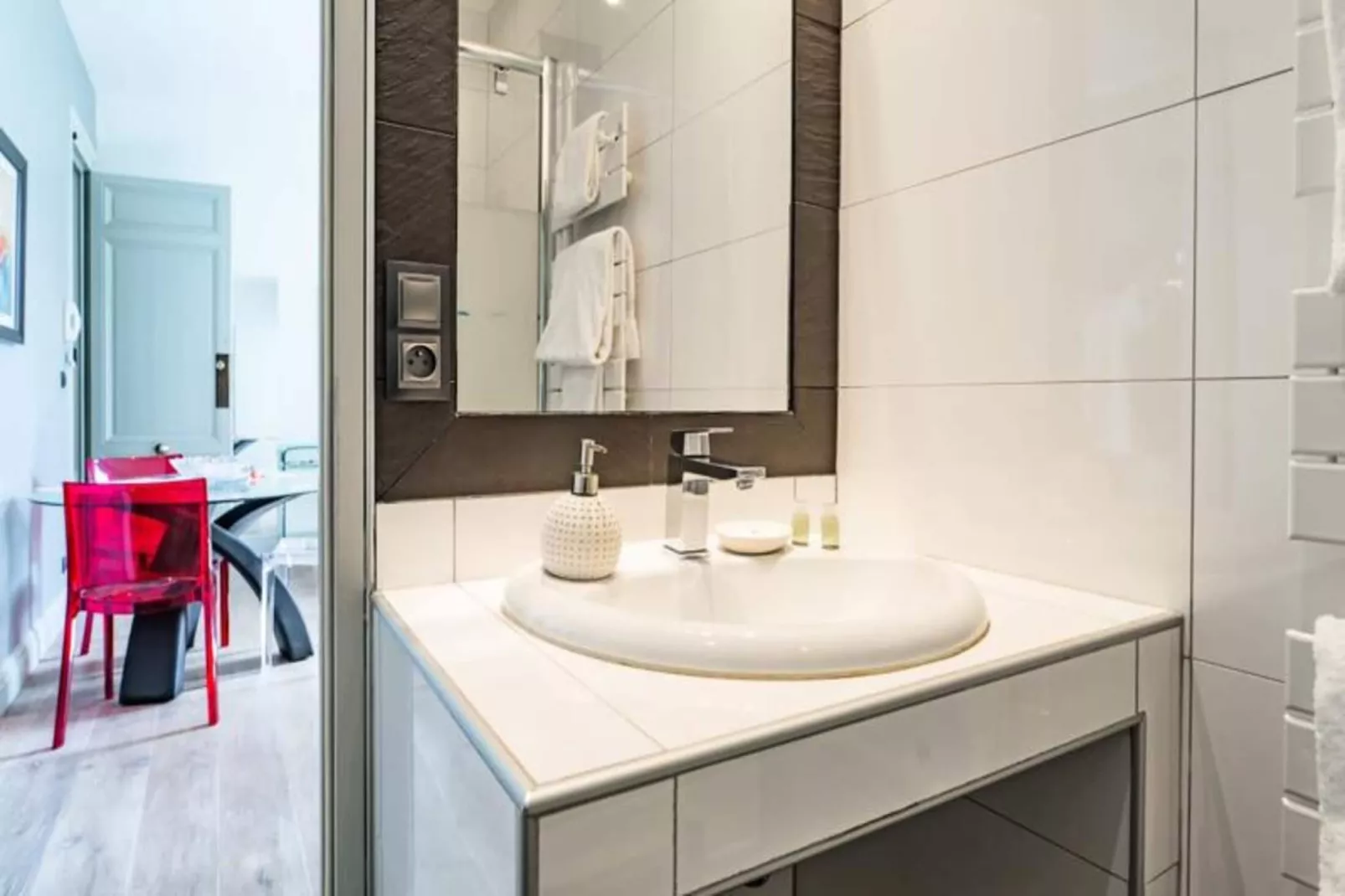 Chaleureux Appartement Au C&oelig;ur Du Quartier Historique Saint-michel-Badkamer