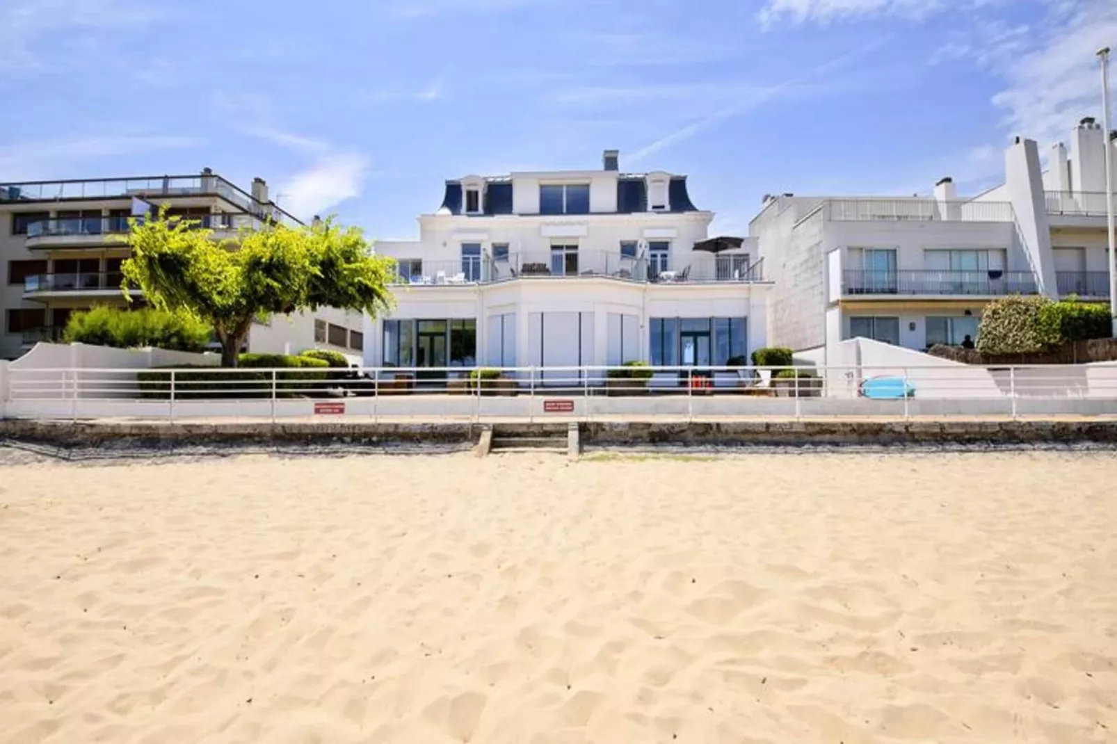 Résidence La Roseraie-Buitenkant zomer