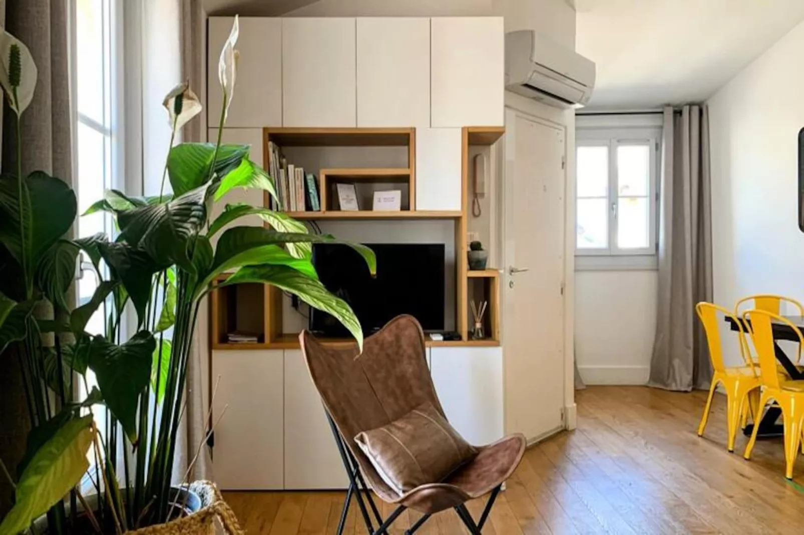 Les Toits De Sainte Ursule-Image-tags.