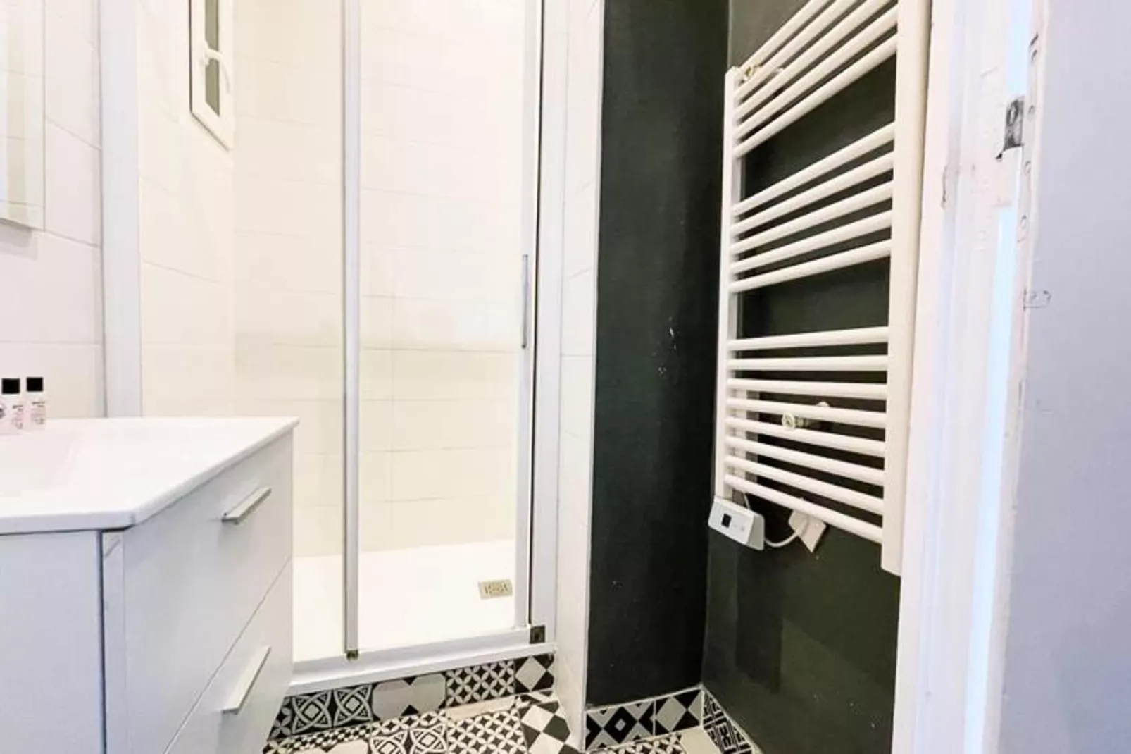 Pretty Light In Grenoble ☀ T2-Badkamer