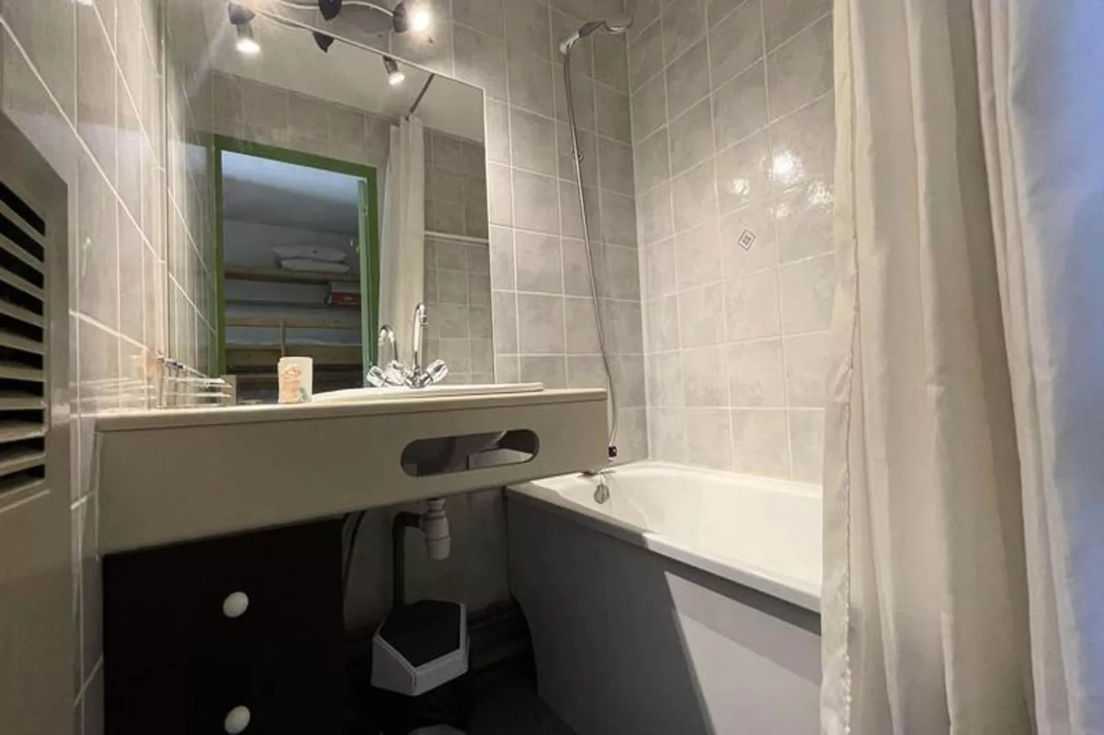 Résidence Meije 10- Porte J3-Badkamer