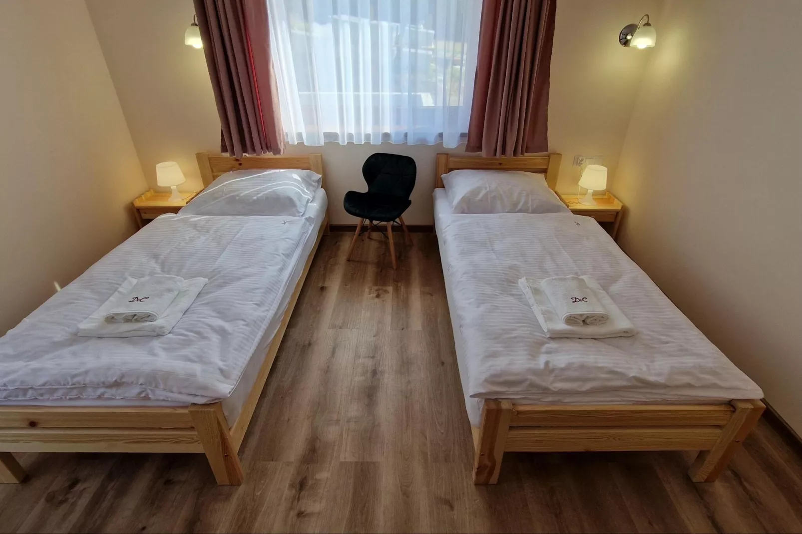 Komfortowy dom wakacyjny z basenem dla 12 osób-Slaapkamer