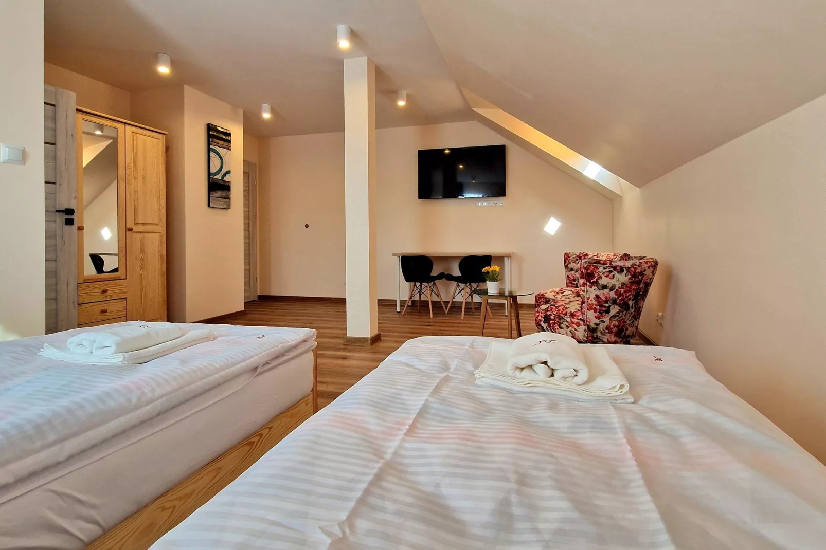 Komfortowy dom wakacyjny z basenem dla 12 osób-Slaapkamer