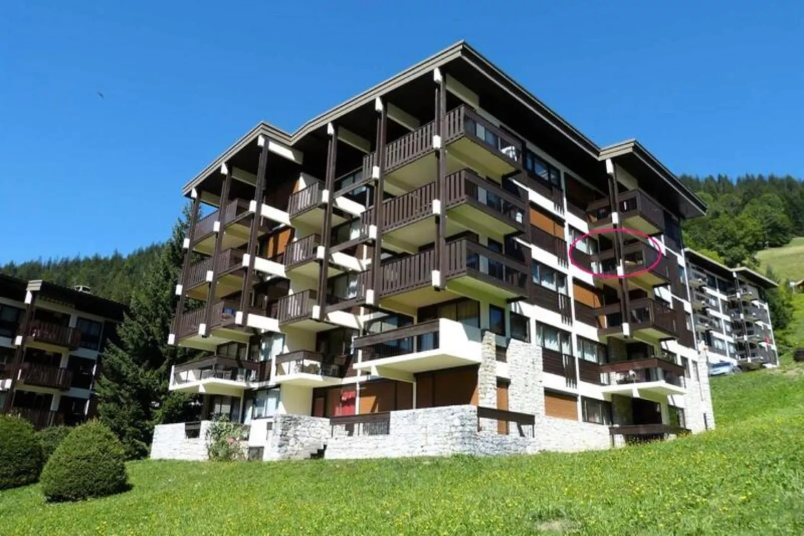 Résidence Bison-Buitenkant zomer