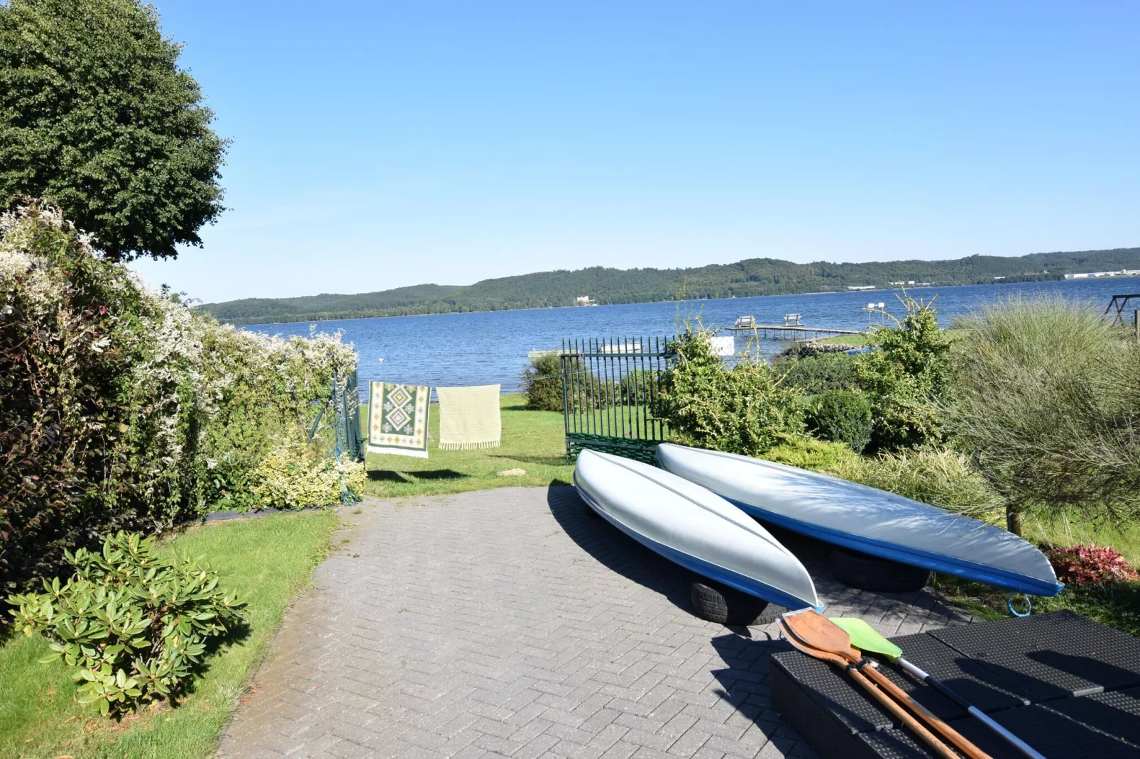 Cottage by the lake in Nadole-Uitzicht zomer
