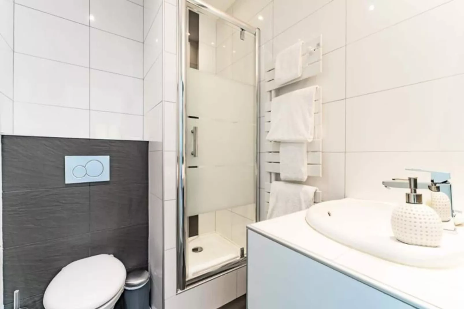 Chaleureux Appartement Au C&oelig;ur Du Quartier Historique Saint-michel-Badkamer