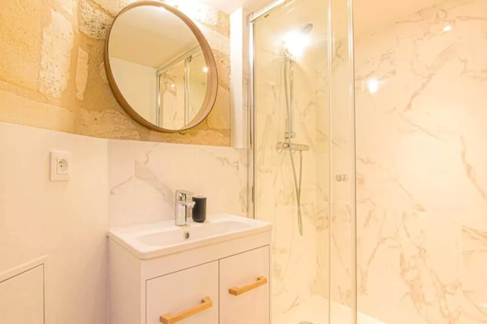 Duplex Confortable Dans La Belle Pierre Plac&eacute; Au Porte De La Gare St-jean-Badkamer