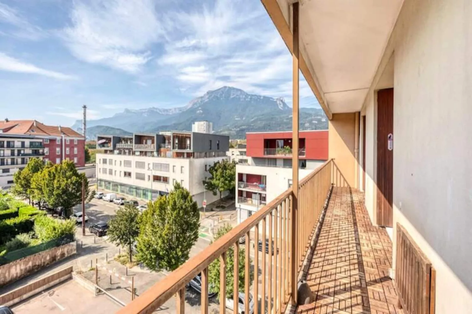 | L'ang&eacute;lique Des Eaux Claires 🪽| Parking-Image-tags.