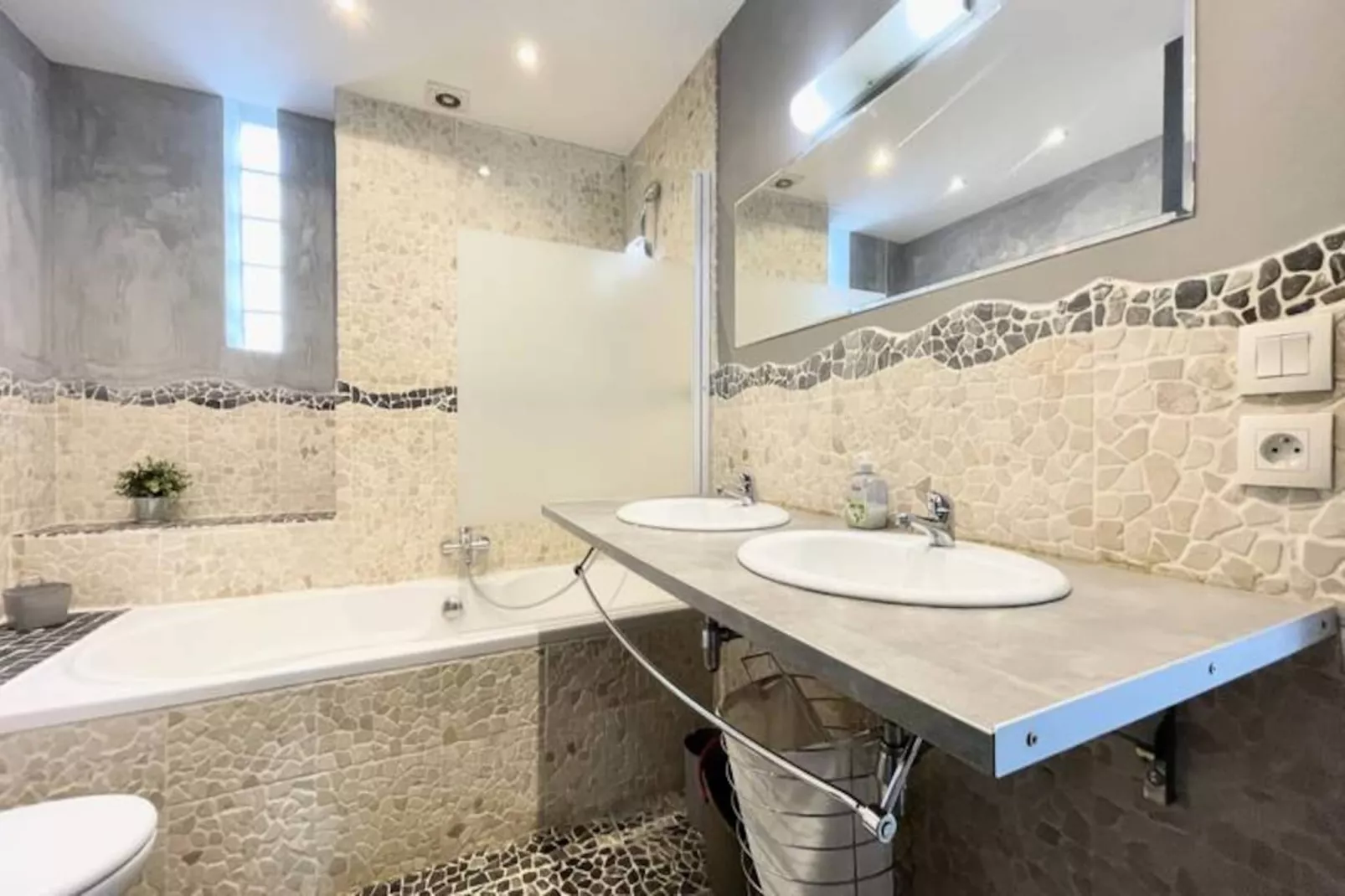 | Le Contemporain ⚙️| 6 Couchages | Wifi, Tram |-Image-tags.