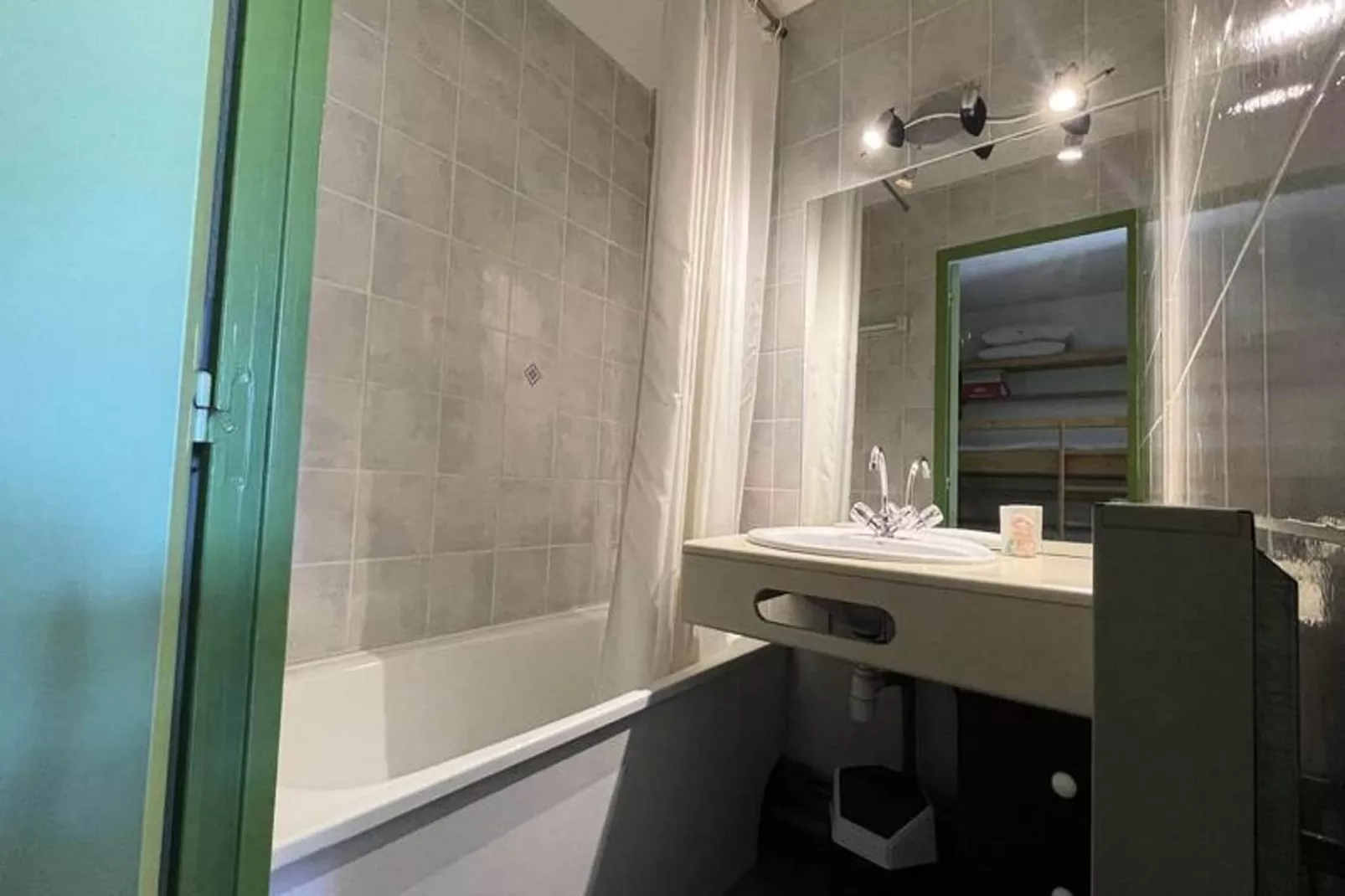 Résidence Meije 10- Porte J3-Badkamer