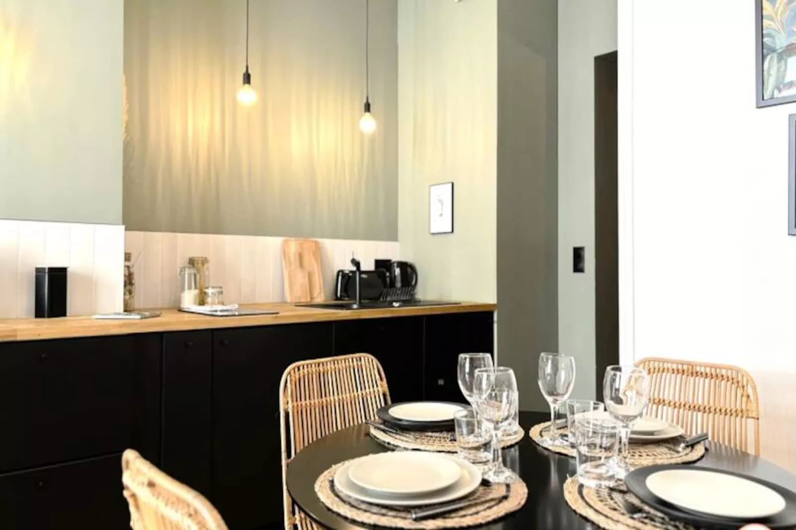 🌴 L'exotique - Vue Pl. Vieux March&eacute; - Standing-Image-tags.