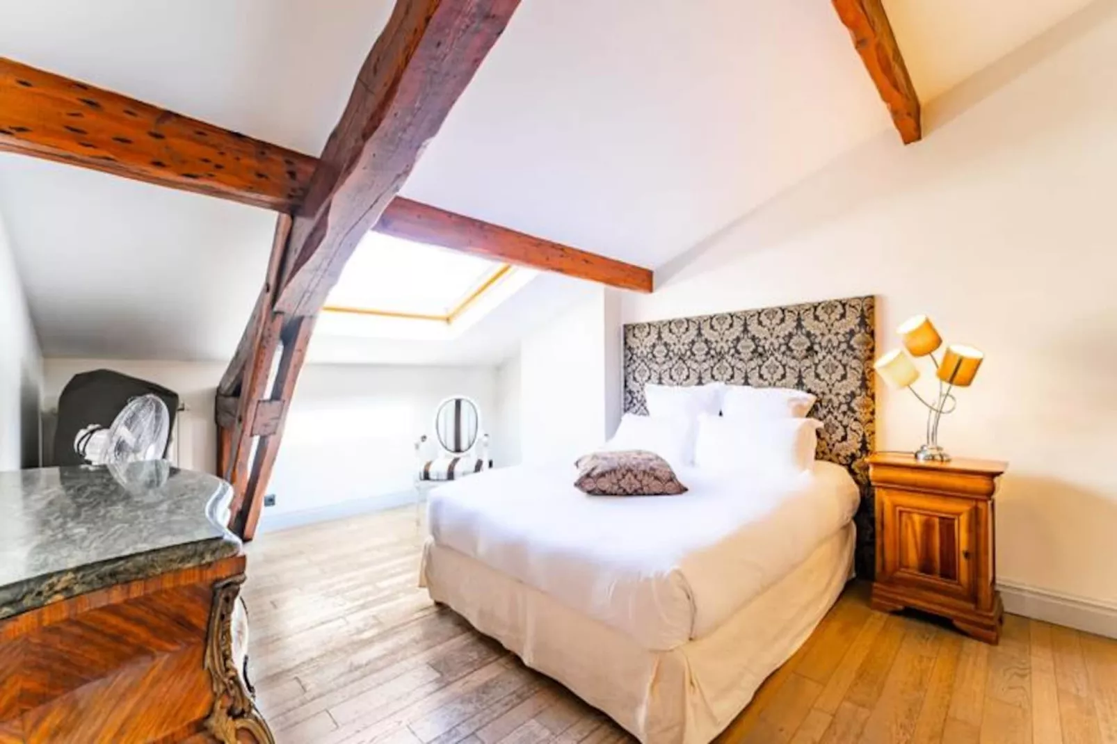 Magnifique Appartement De 160m&sup2; De 3 Chambres Quartier Saint-michel-Image-tags.