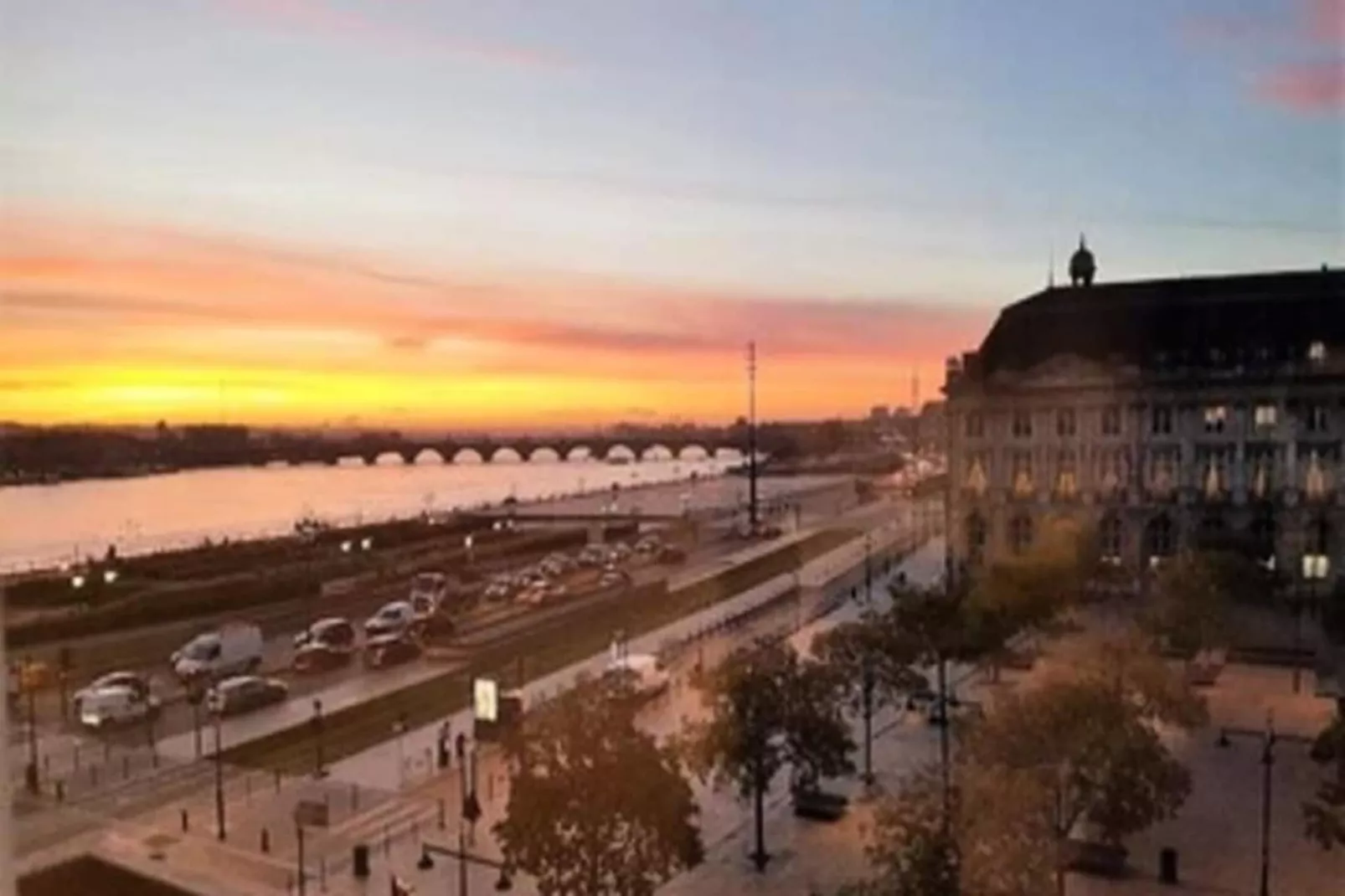 Appartement Prestations Haut Standing Avec Vue Sur La Place De La Bourse-Uitzicht zomer