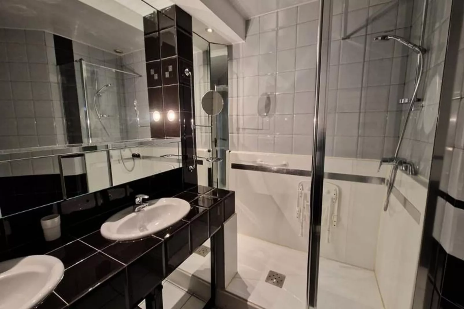 | Le Fantasque💃🏻| Hyper-centre, Commerces &agrave; Proximit&eacute; | T2-Badkamer