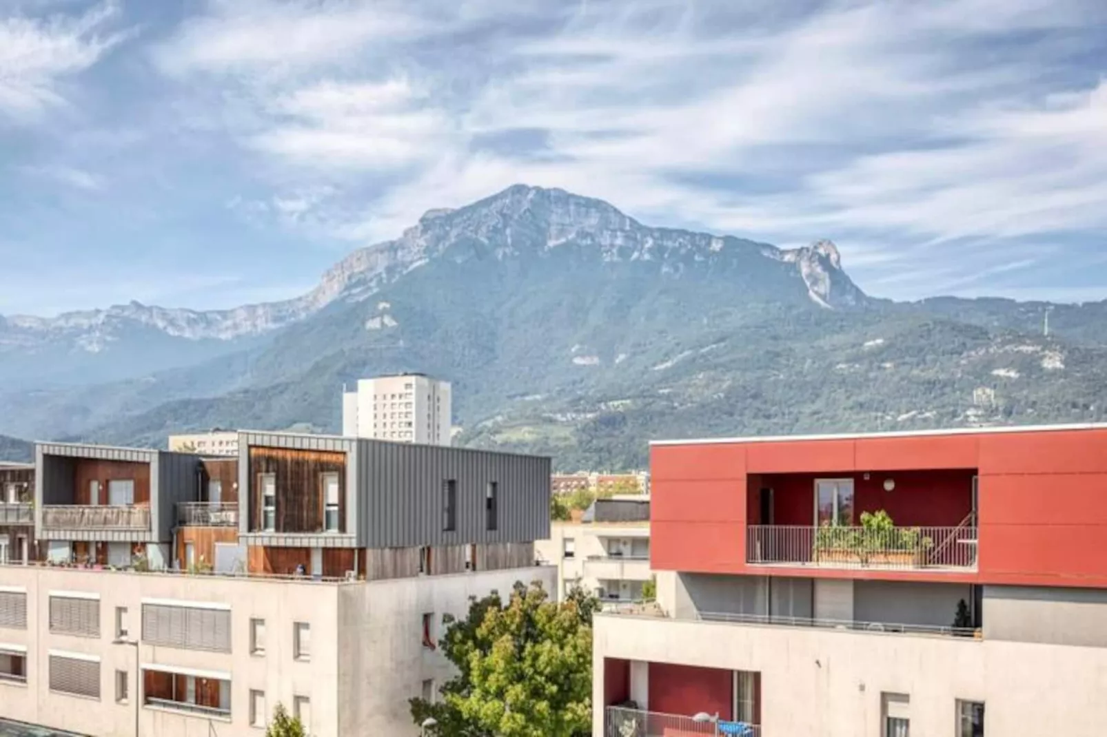 | L'ang&eacute;lique Des Eaux Claires 🪽| Parking-Image-tags.