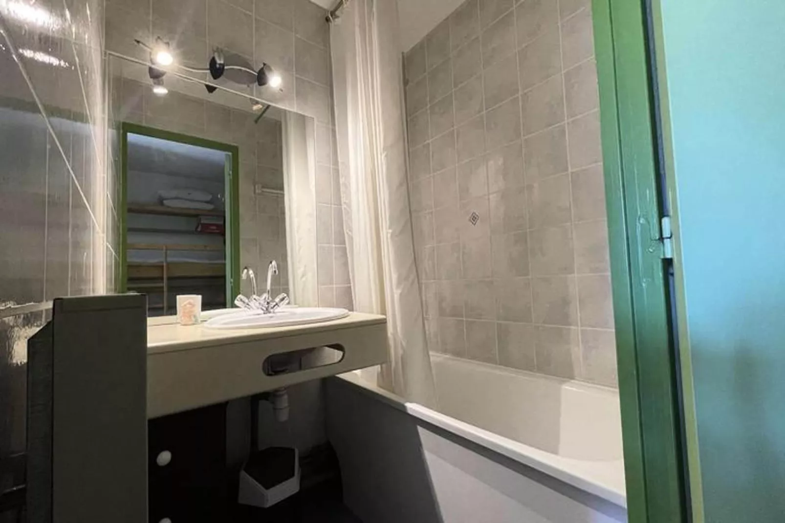 Résidence Meije 10- Porte J3-Badkamer