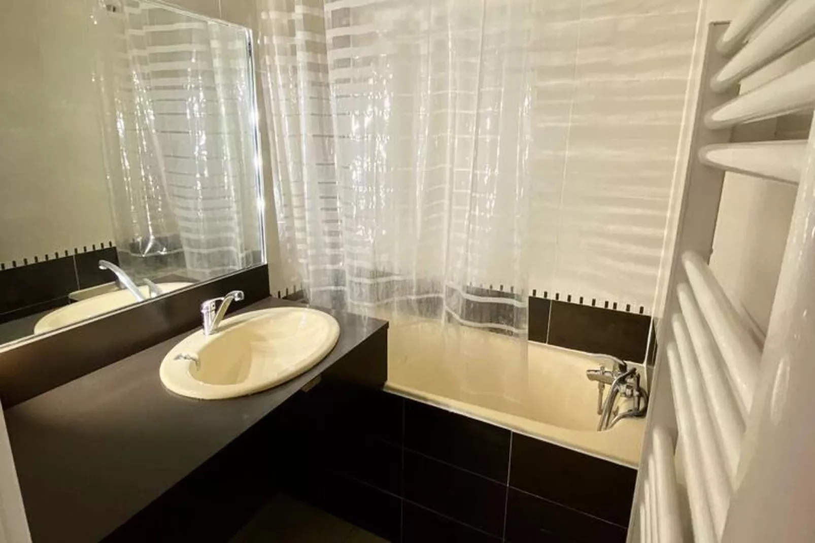 Résidence Prapelier-Badkamer