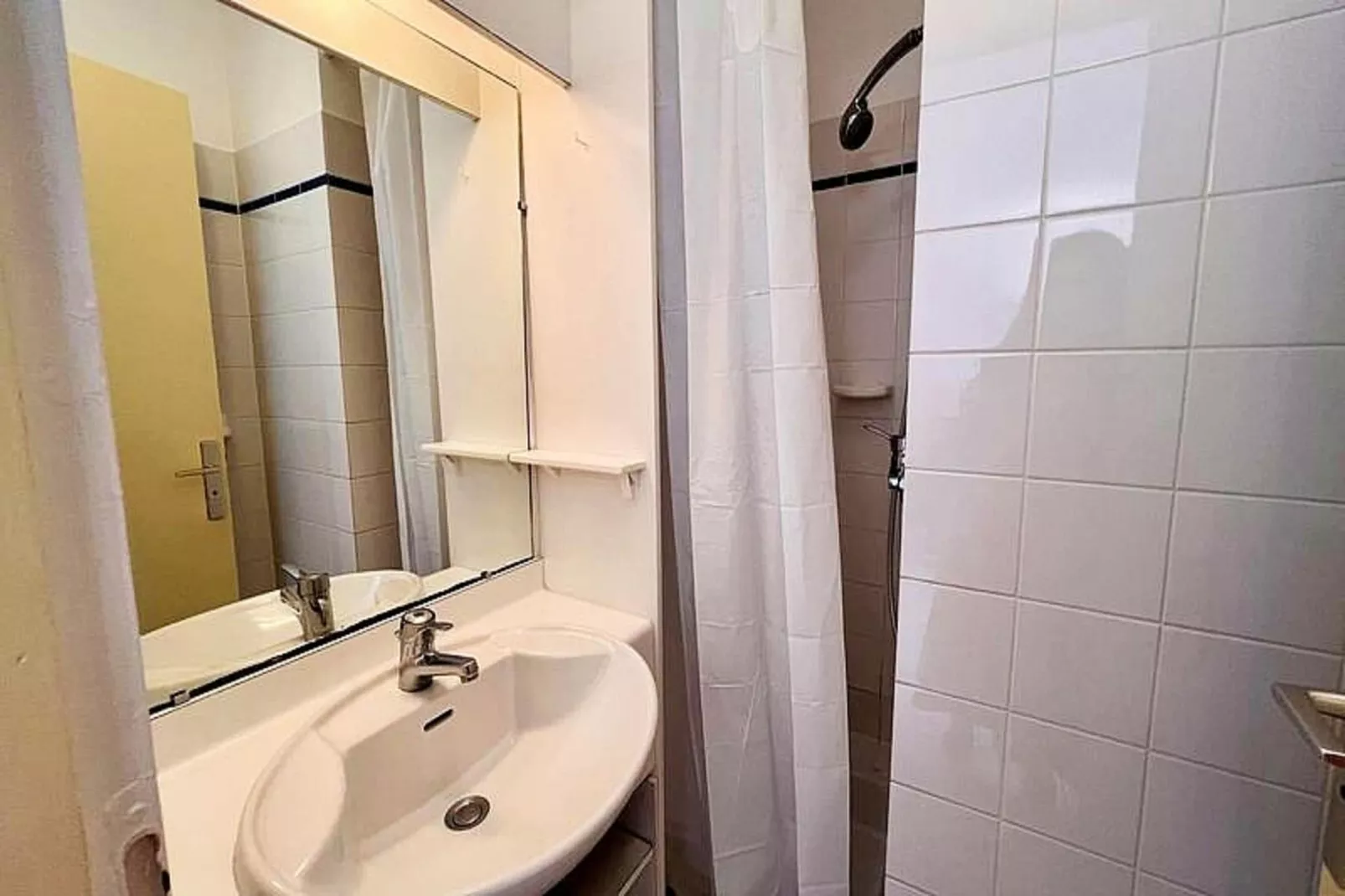 Résidence Parc Bois D'amour-Badkamer