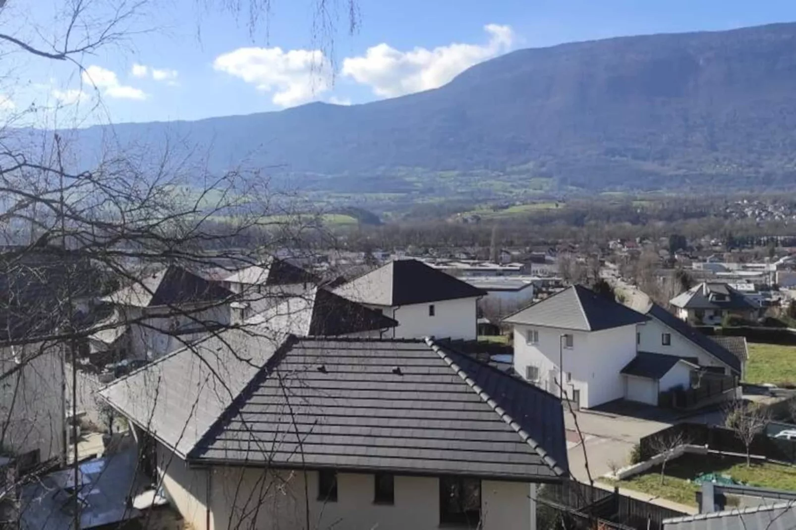 Jolie Maison Neuve Entre Villes Et Lacs-Image-tags.