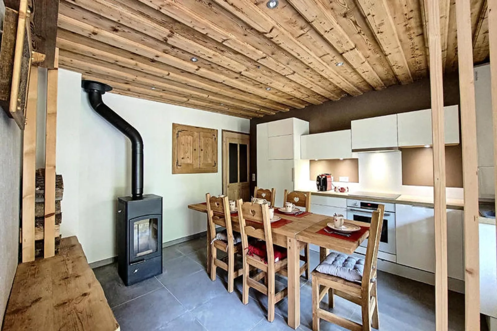 Appartements à Saint Jean d'Aulps-Eetkamer