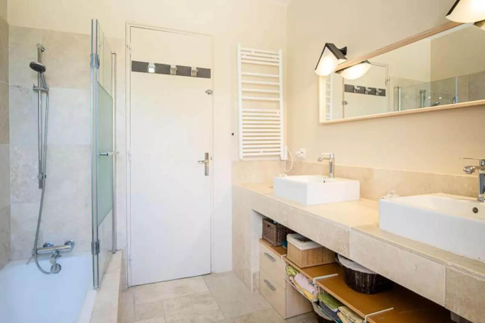 Maison De La  Bandine-Badkamer