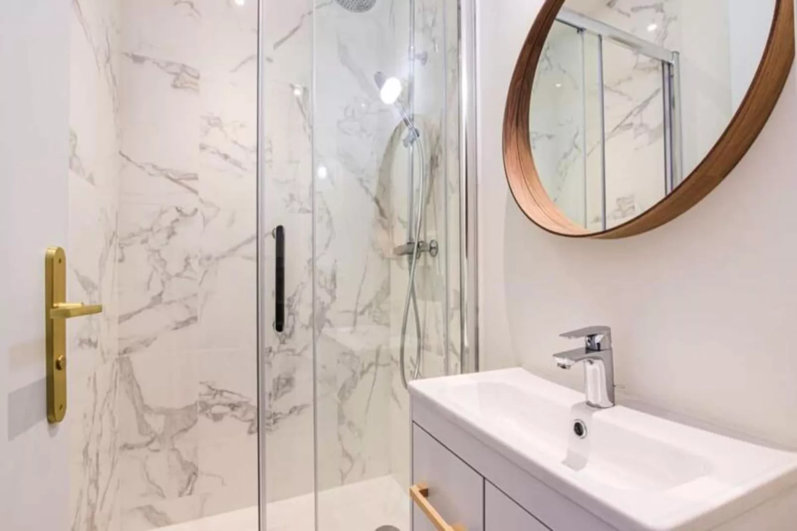 Duplex Confortable Dans La Belle Pierre Plac&eacute; Au Porte De La Gare St-jean-Badkamer