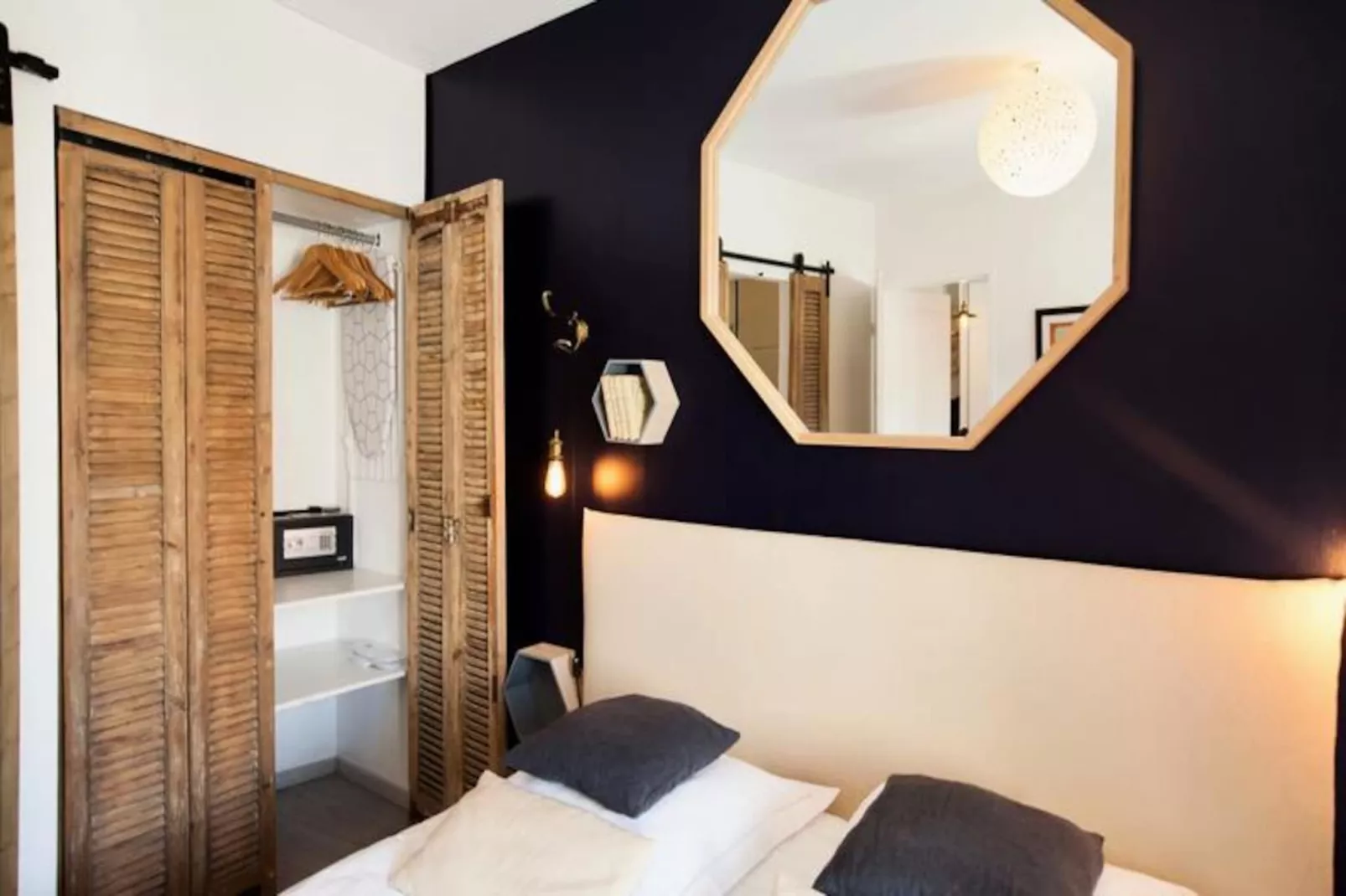 Les Toits De L'argenterie-Image-tags.