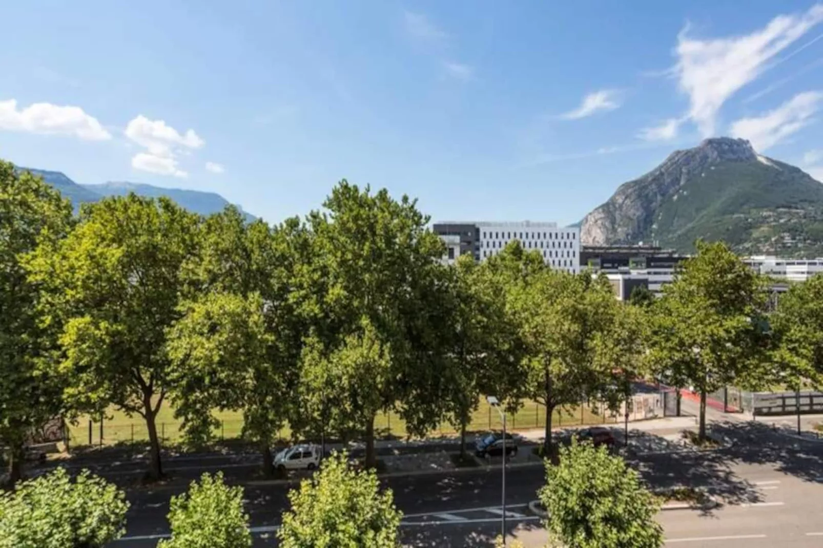 | The Red One 💋| Studio Canap&eacute;-lit | Proche Gem, Gare-Image-tags.