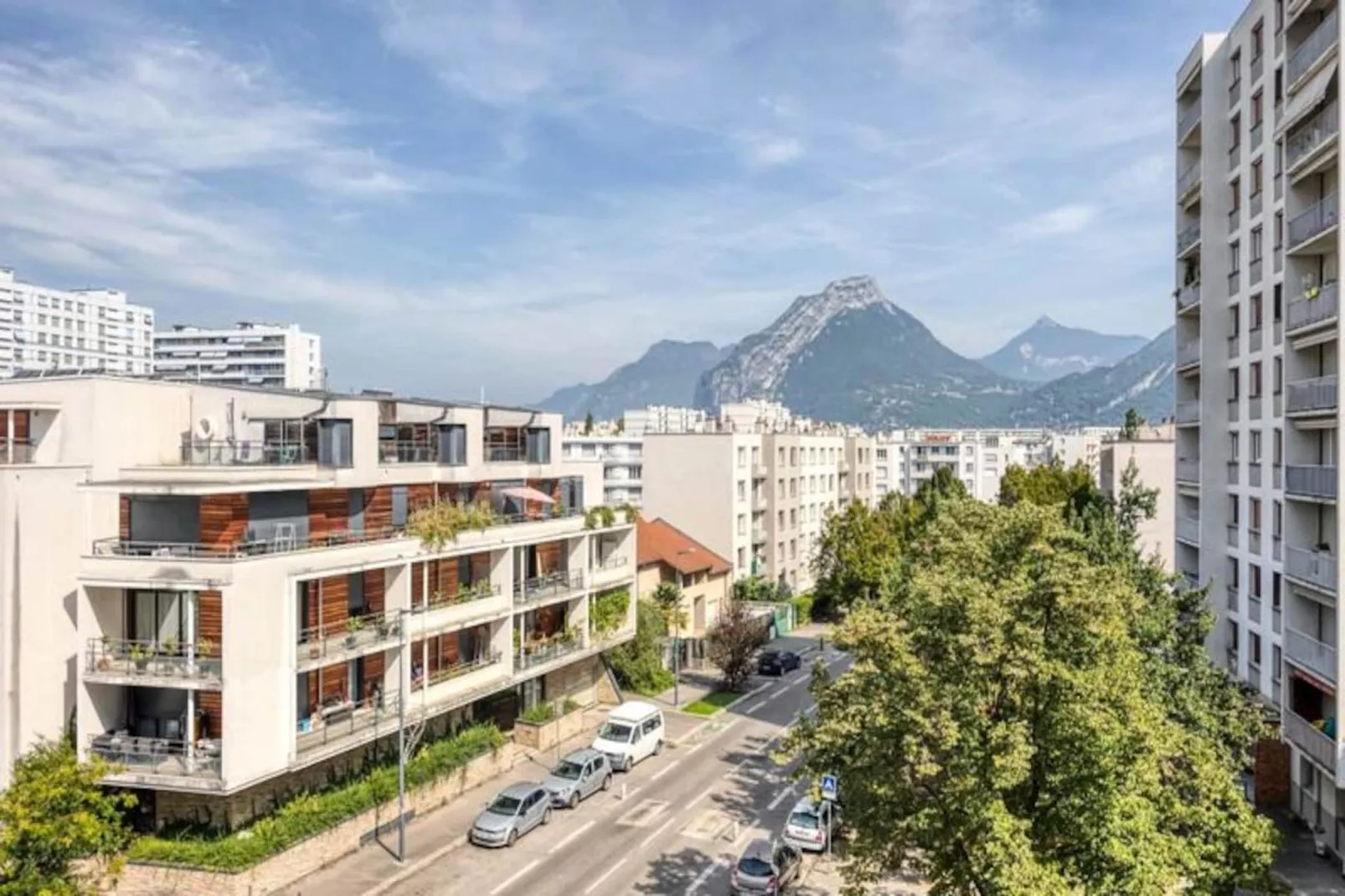 | L'ang&eacute;lique Des Eaux Claires 🪽| Parking-Image-tags.