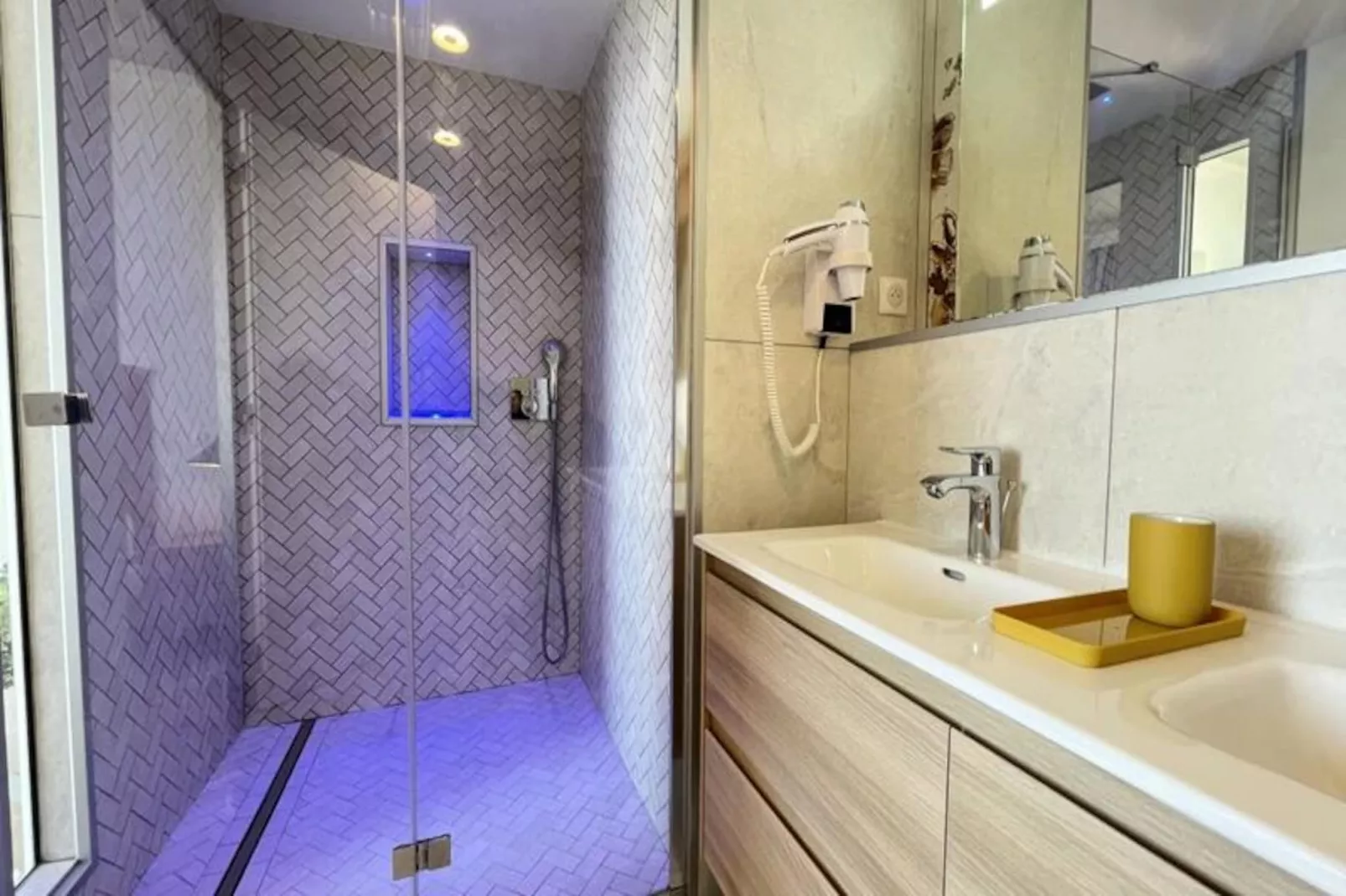 Maison R&eacute;gent & Spa - Un Si Bel Horizon-Image-tags.