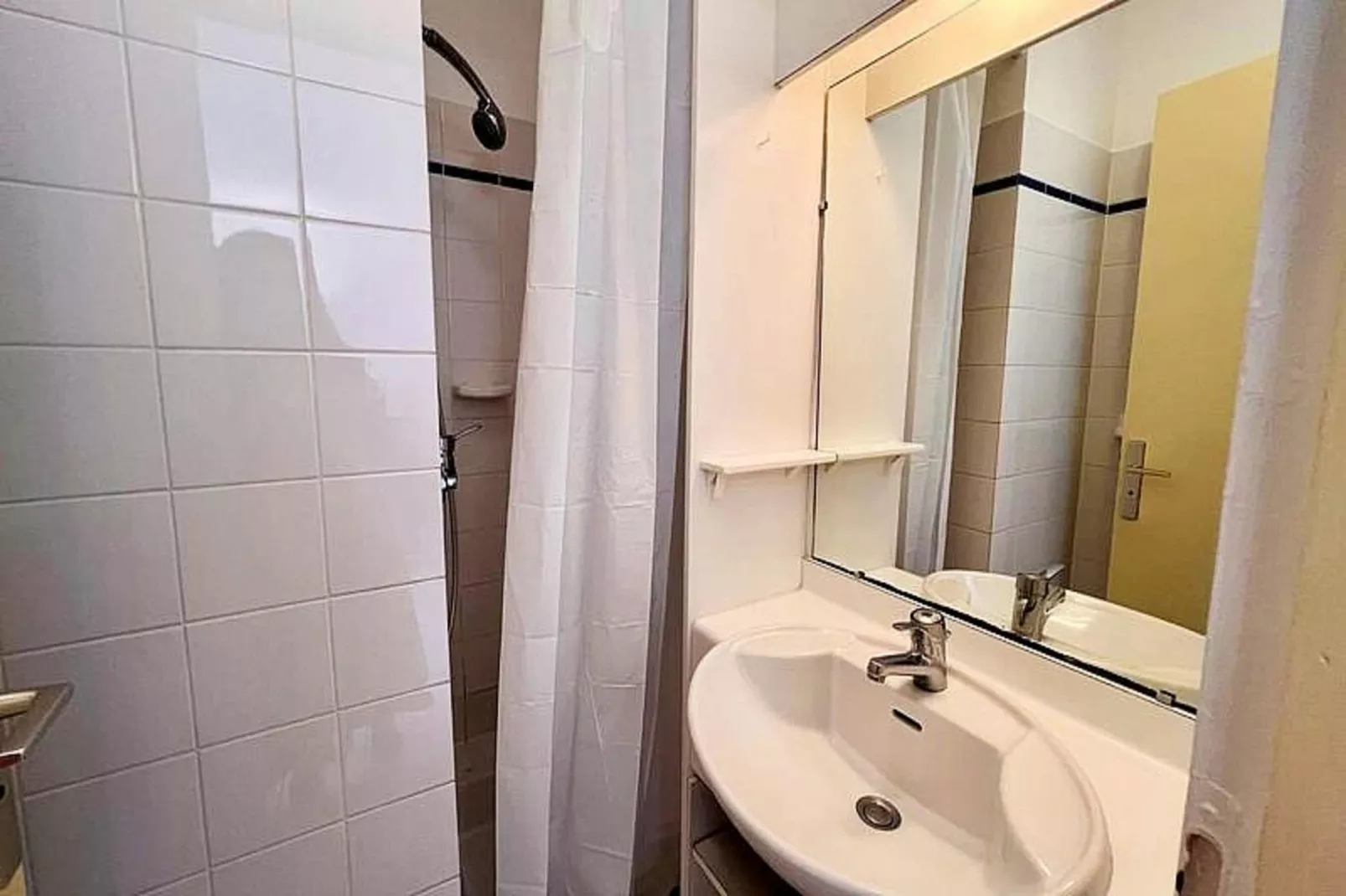 Résidence Parc Bois D'amour-Badkamer