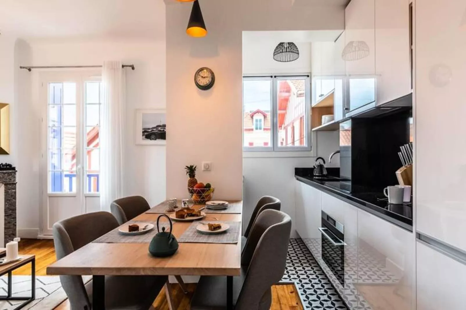 Superbe Appartement Plein De Charme Avec Balcon, 2ch, &agrave; 5min De La Plage-Eetkamer