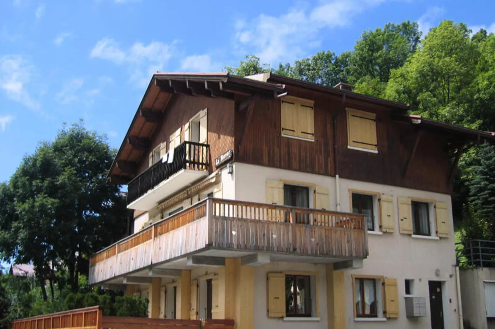 Résidence La Berraz-Buitenkant zomer