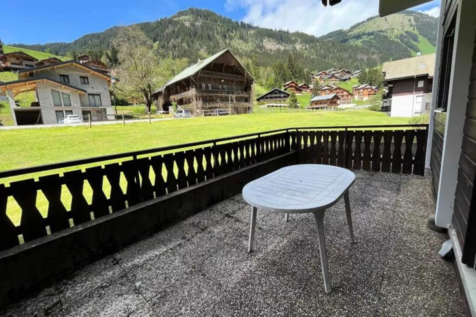 Résidence Le Perce-neige-Buitenkant zomer