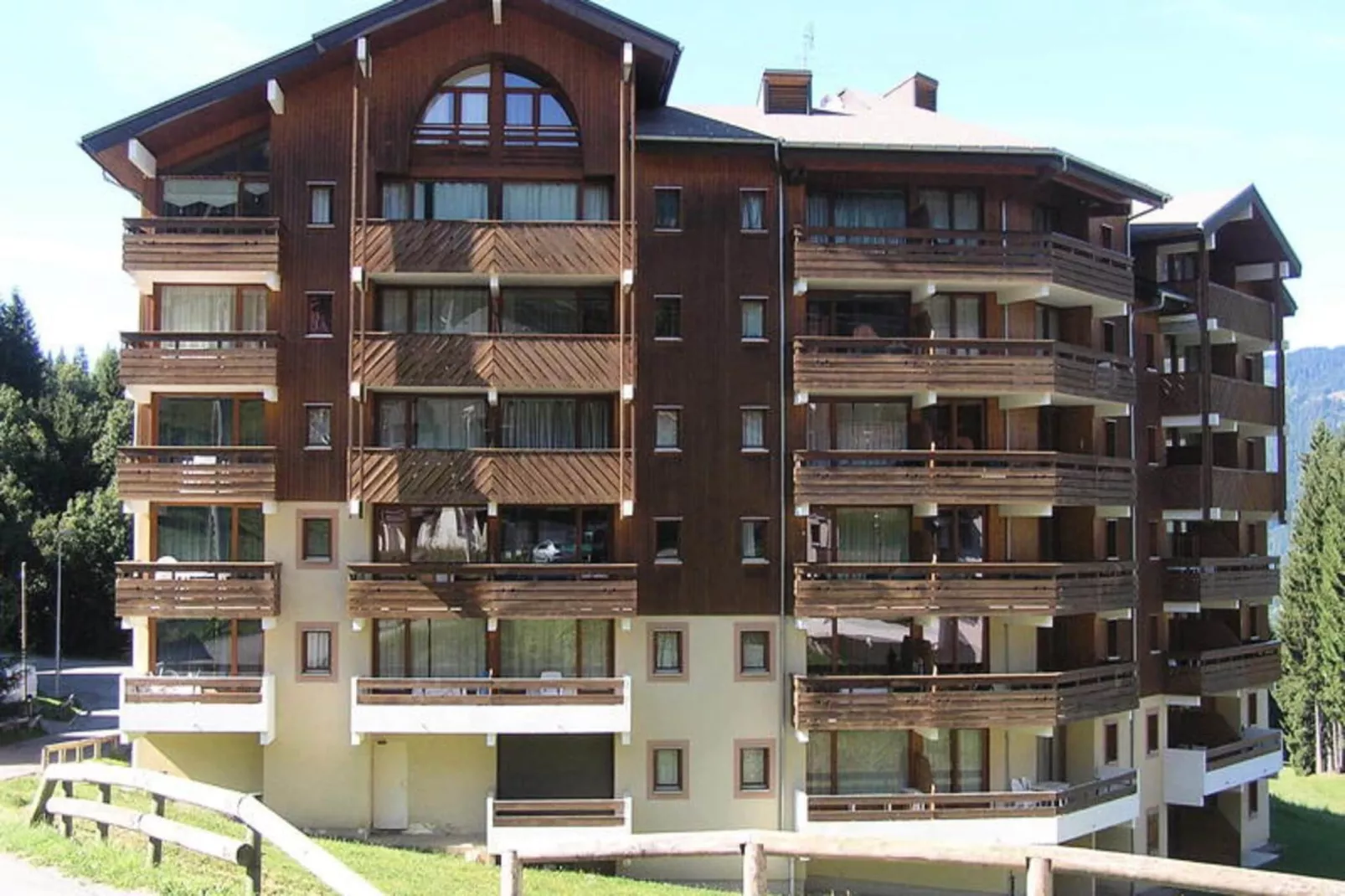 Résidence Gelinotte-Buitenkant zomer