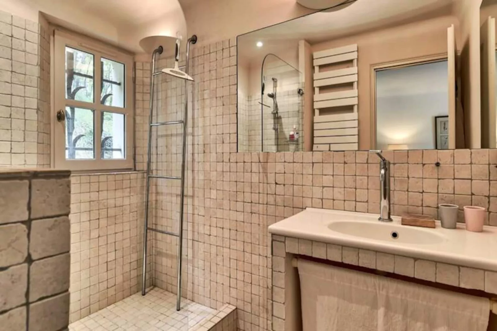 "le Mas Des Oliviers: Esprit Proven&ccedil;al Authentique"-Image-tags.