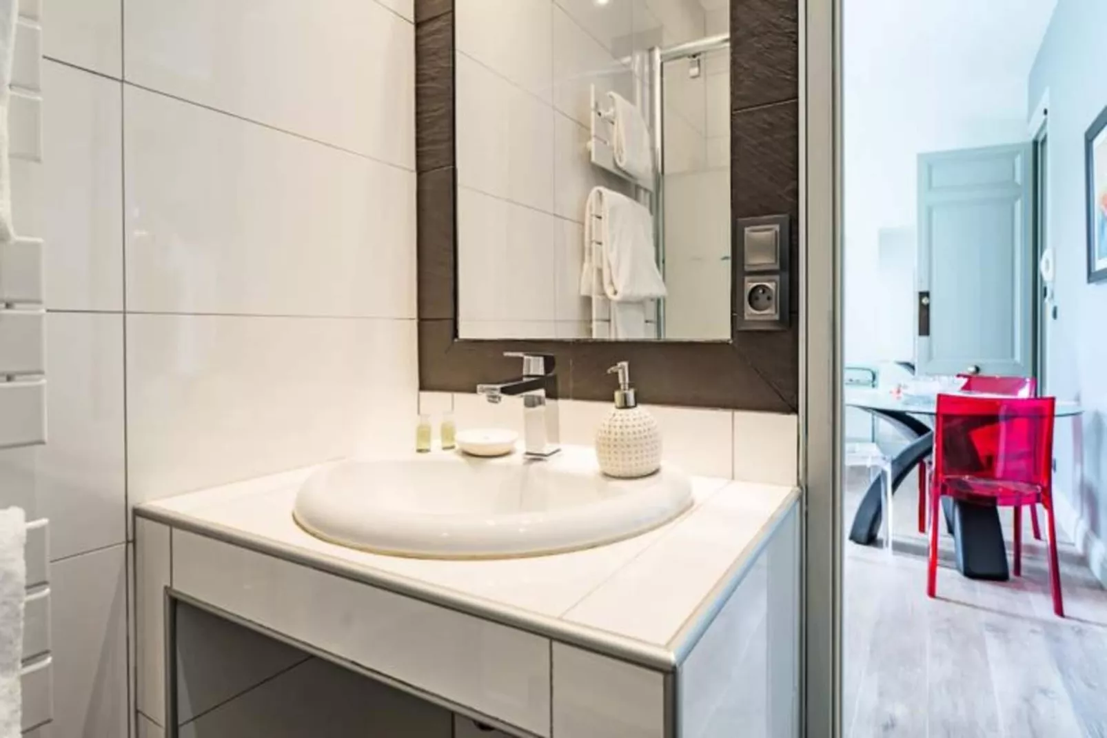 Chaleureux Appartement Au C&oelig;ur Du Quartier Historique Saint-michel-Badkamer