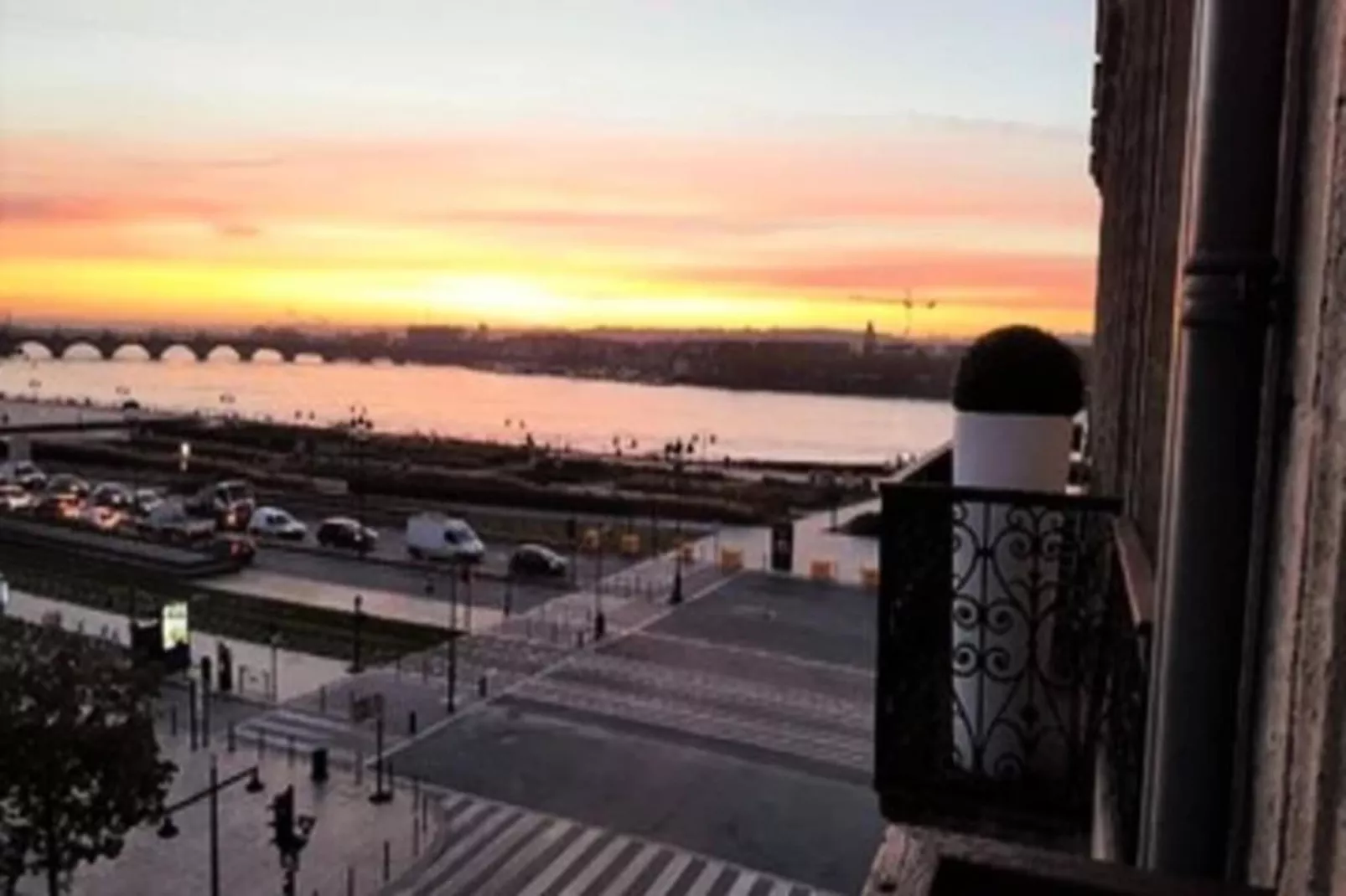 Appartement Prestations Haut Standing Avec Vue Sur La Place De La Bourse-Uitzicht zomer